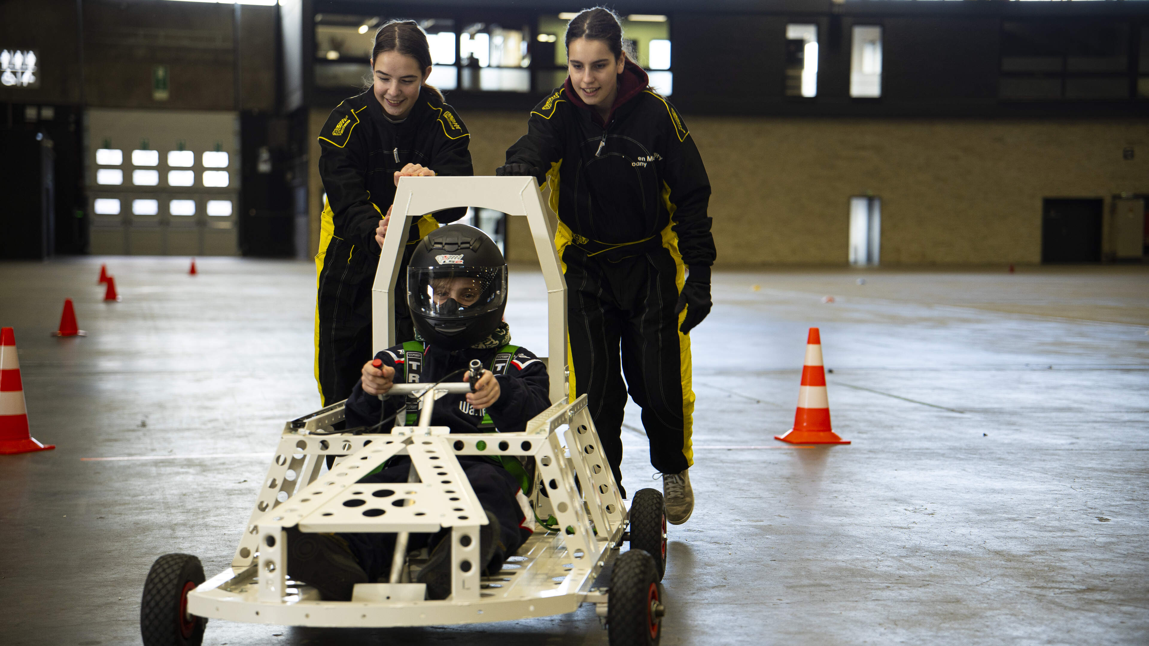 Leerlingen TSM racen door Nekkerhal met zelfgebouwde karts: “Ze leren niet alleen uit boeken, maar t