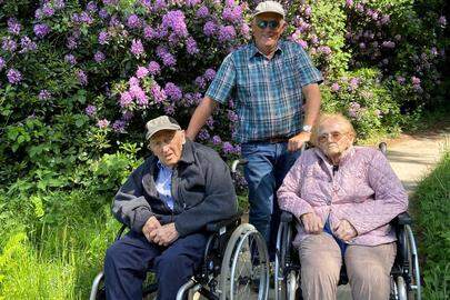 Eddy De Tollenaere met zijn hoogbejaarde ouders op uitstap in het park Vordenstein, de residentie waarin ze “prima verzorgd worden" en die als inspiratie diende voor de naamgeving van het wzc.