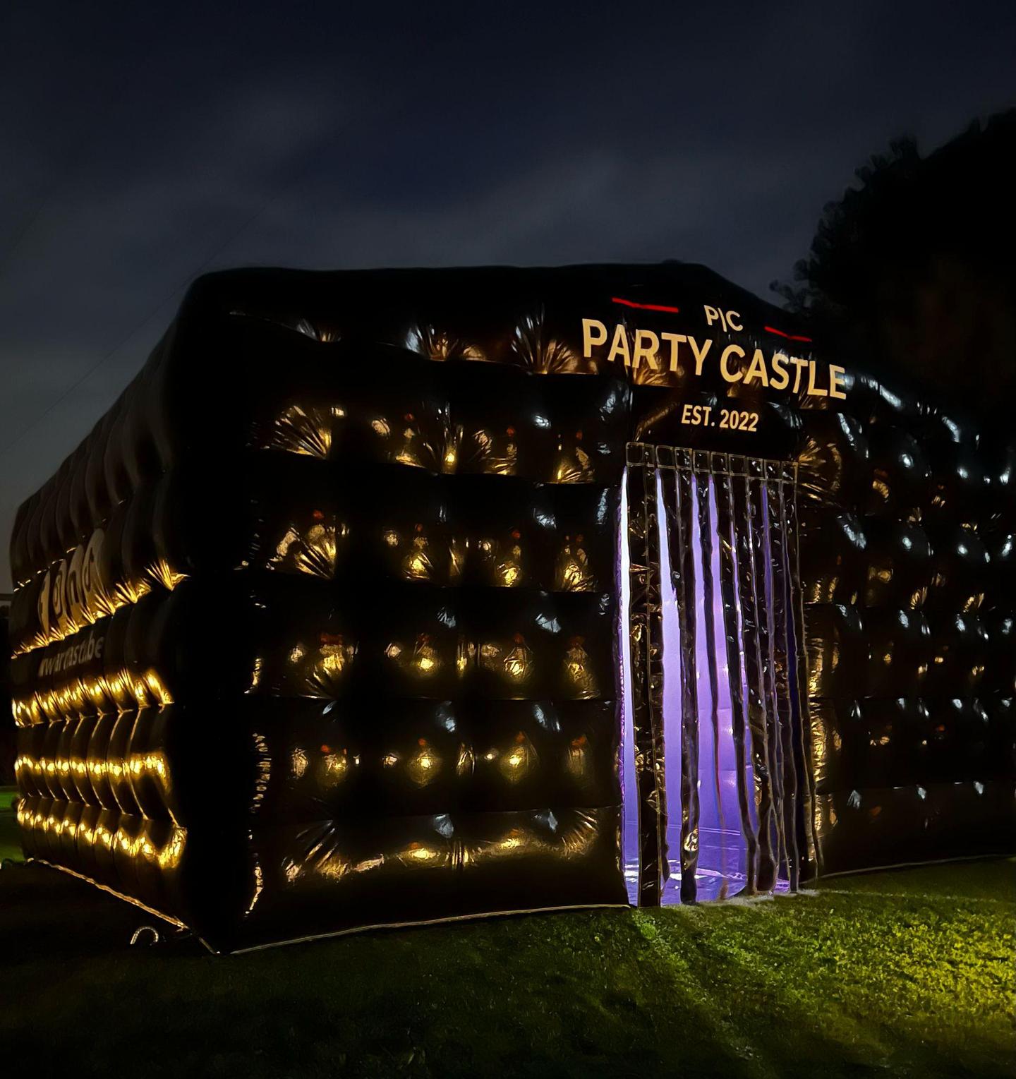 In de Party Castle is plaats voor dertig genodigden. 