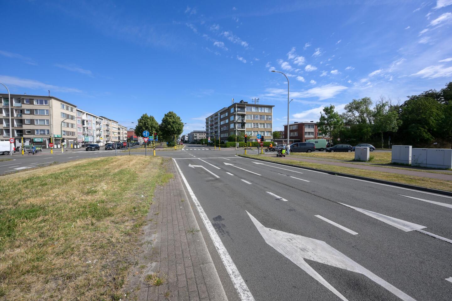 Omdat er zo vaak zware ongevallen gebeuren met vooral fietsers en voetgangers als slachtoffer, wil het AWV het kruispunt volledig heraanleggen en zo conflictvrij maken.