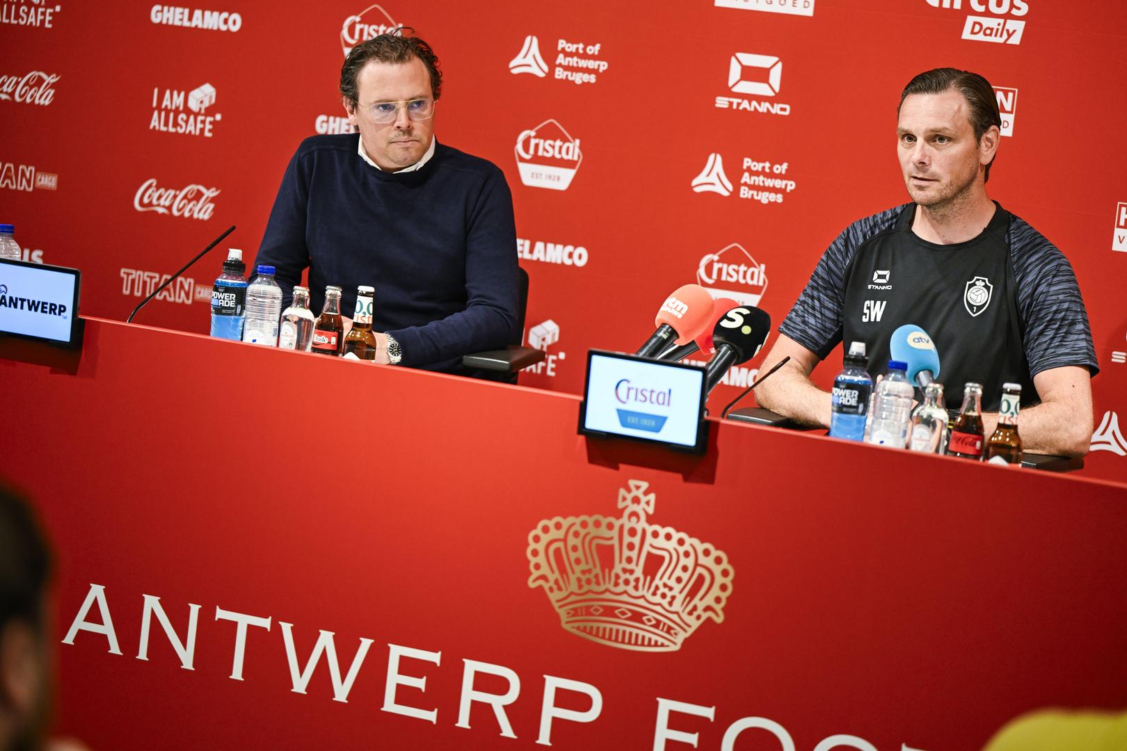 Antwerp-CEO Sven Jaecques en hoofdcoach Stef Wils tijdens de persconferentie in het Bosuilstadion.