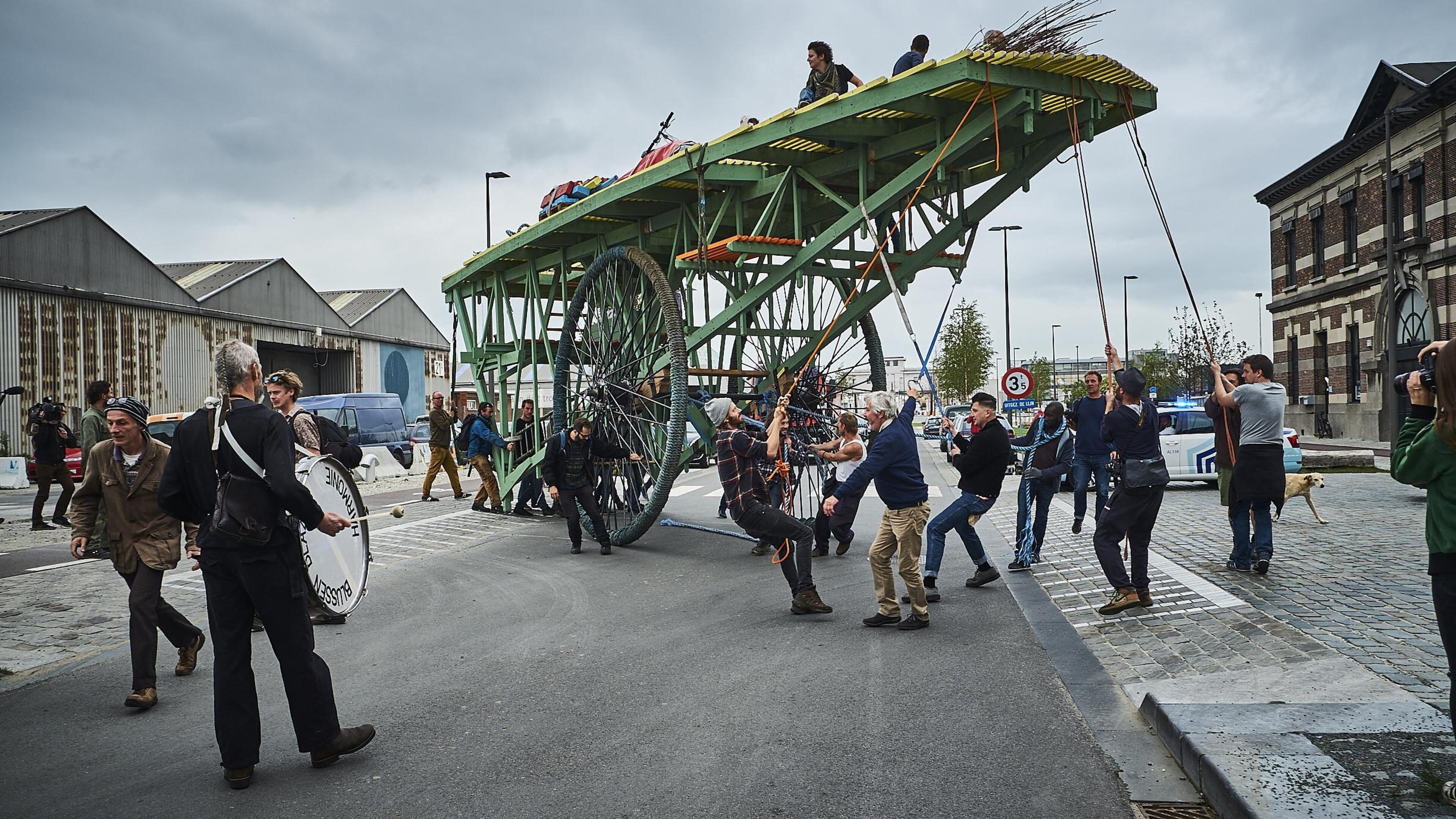 Landschip van Timecircus trekt door de Kempen: bouwen, reizen en verbinding creëren