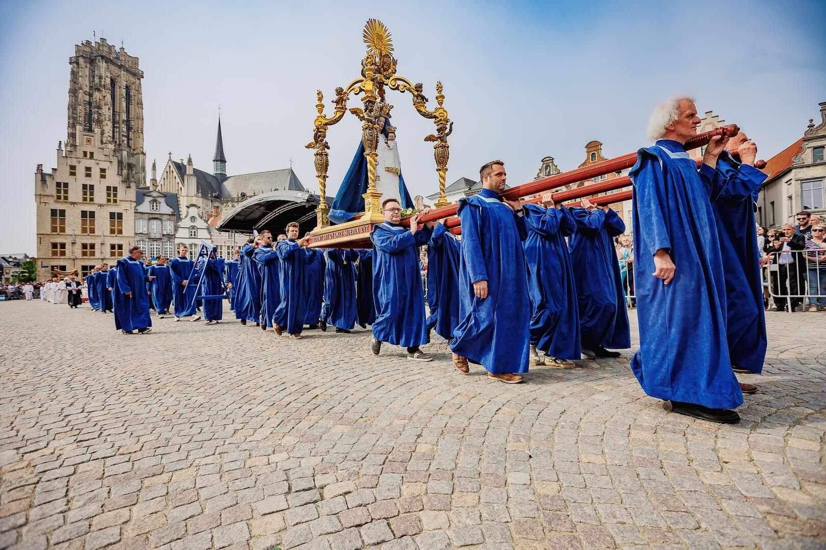 Beelddragers Hanswijkprocessie zijn nog op zoek naar extra sterke ...