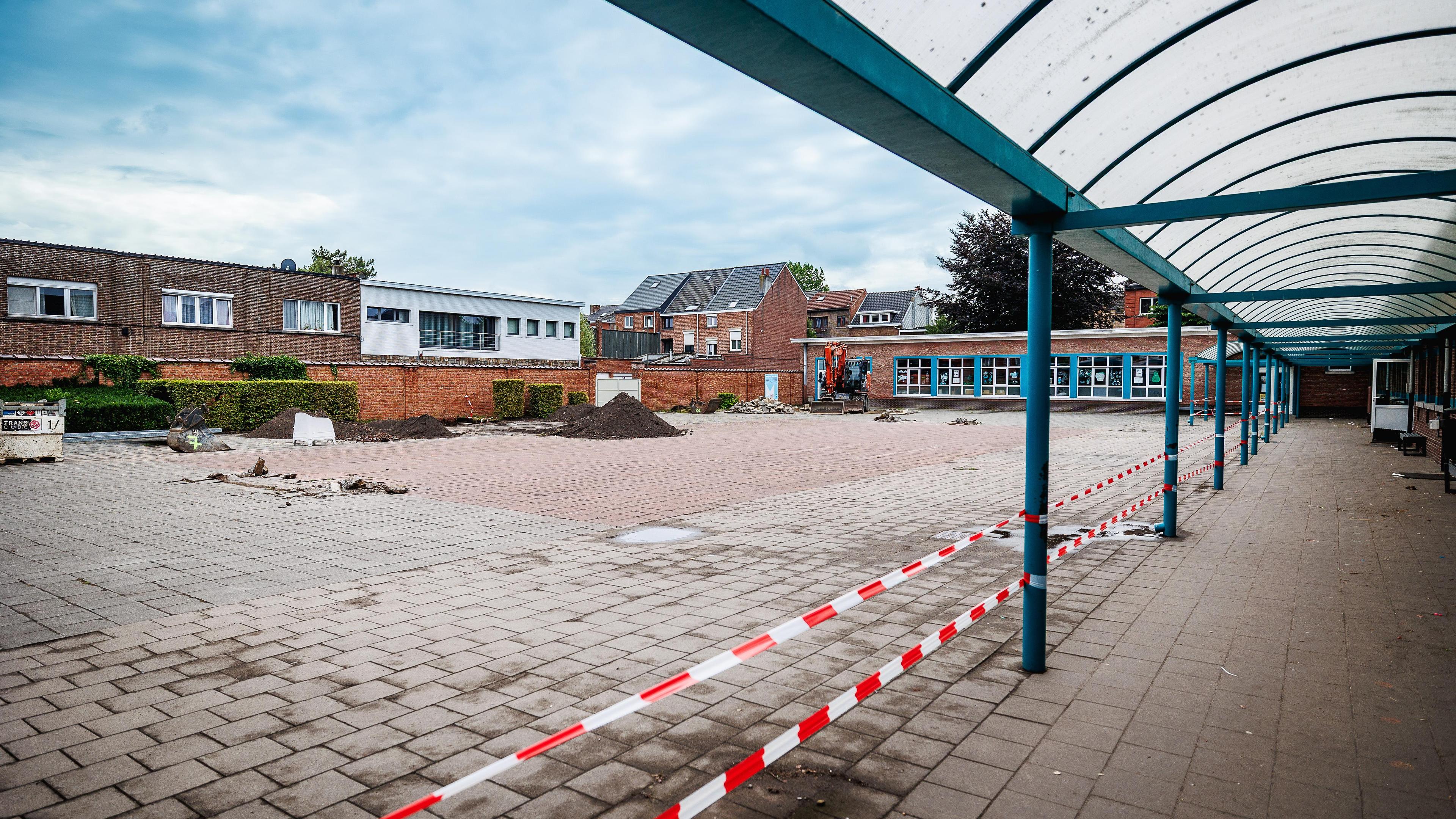 Aannemer stuit op resten van menselijk skelet tijdens graafwerken op speelplaats Mechelse Maurits Sa