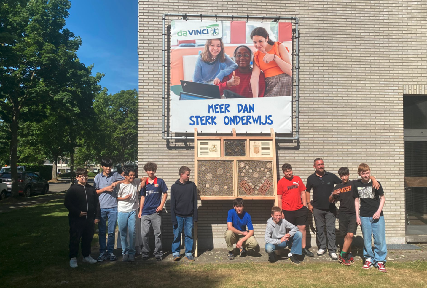 De trotse leerlingen bij hun insectenhotel.