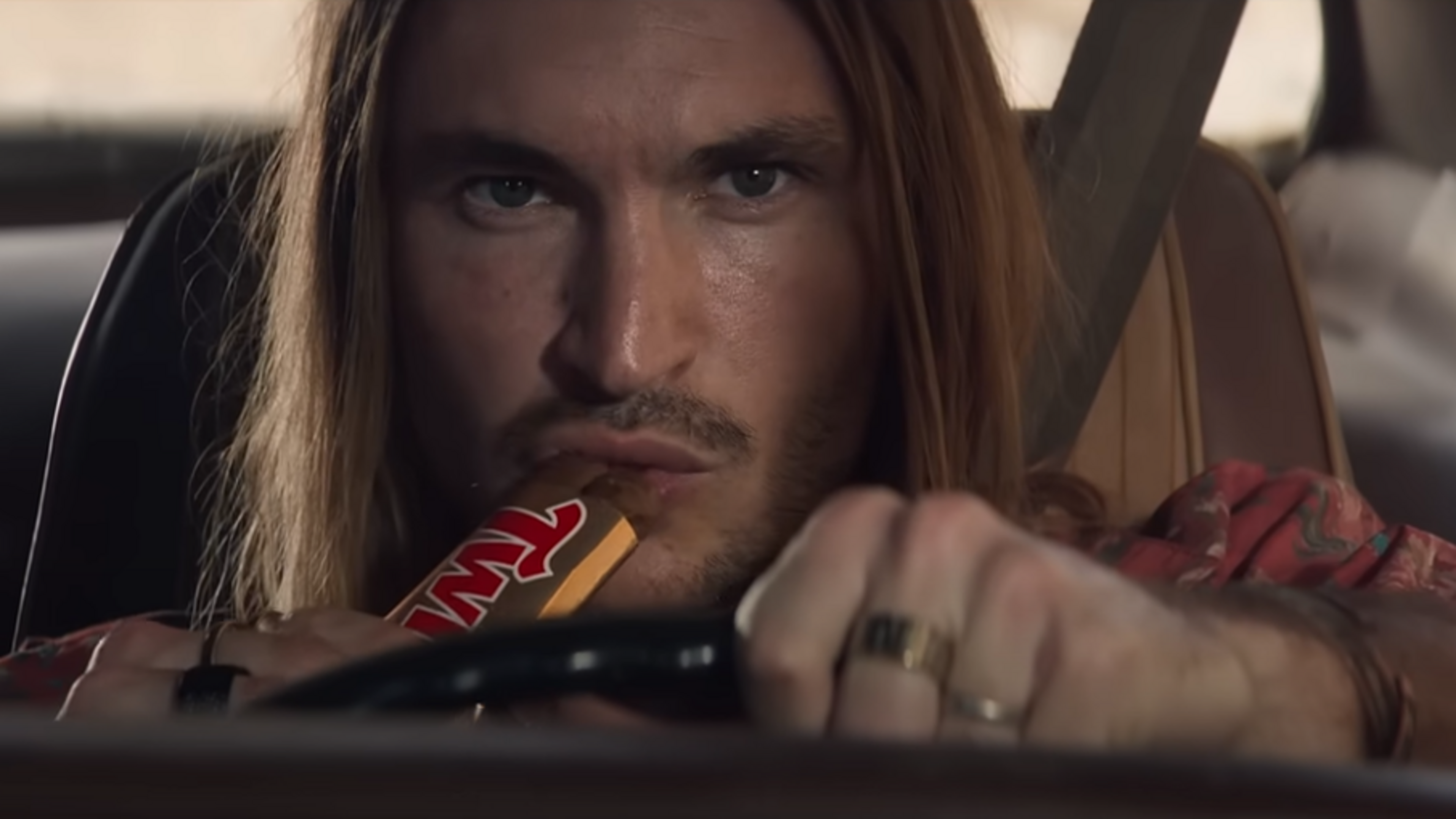 Verenigd Koninkrijk bant nieuwe Twix-reclame wegens onveilig rijgedrag: “Breekt de regels van de weg