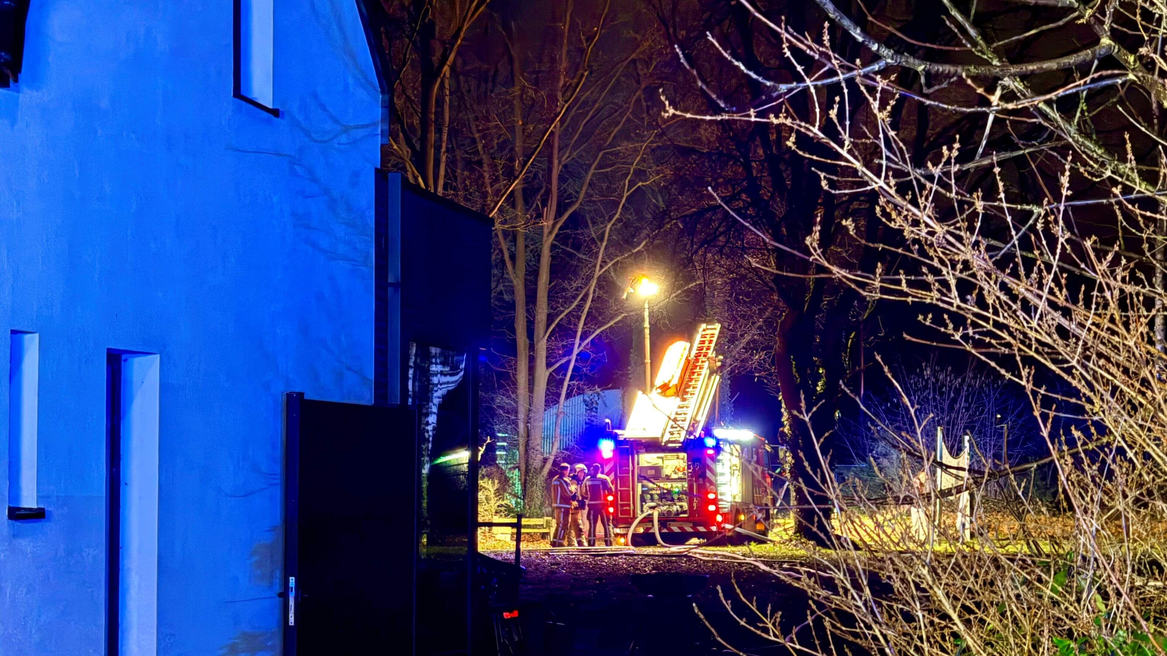 Brand uitgebroken aan loods in Muizen: “Paarden waren reeds in veiligheid”