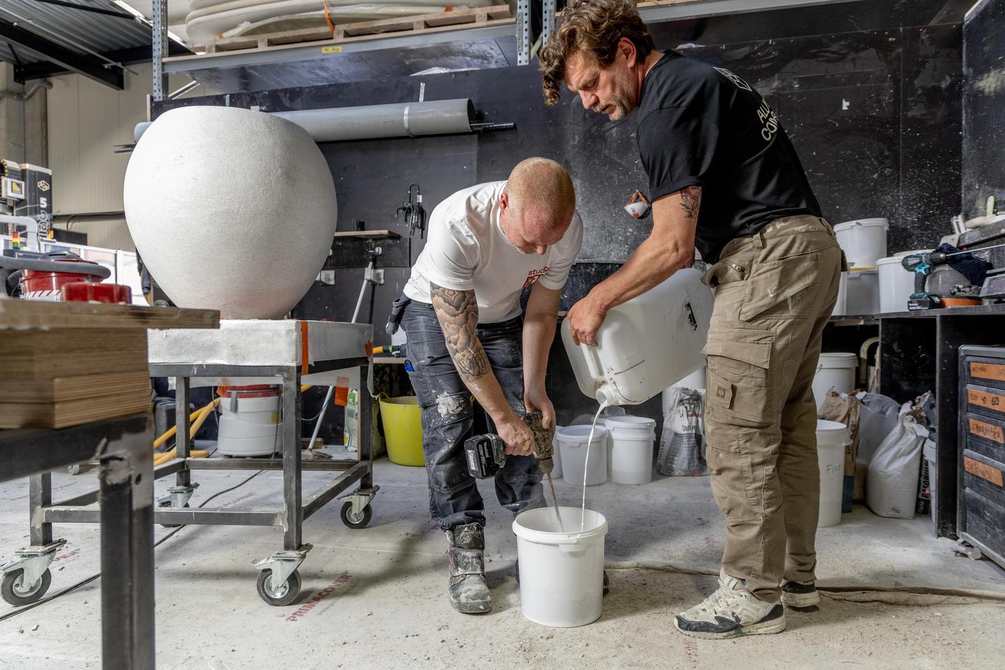 Philip en Tim mengen de ingrediënten precies om tot het ideale microbeton te komen. 