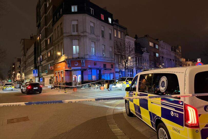 Man stormt met mes op politie af in Brugge, waarna agent schot lost:  veertiger in kritieke toestand afgevoerd naar ziekenhuis | HBVL