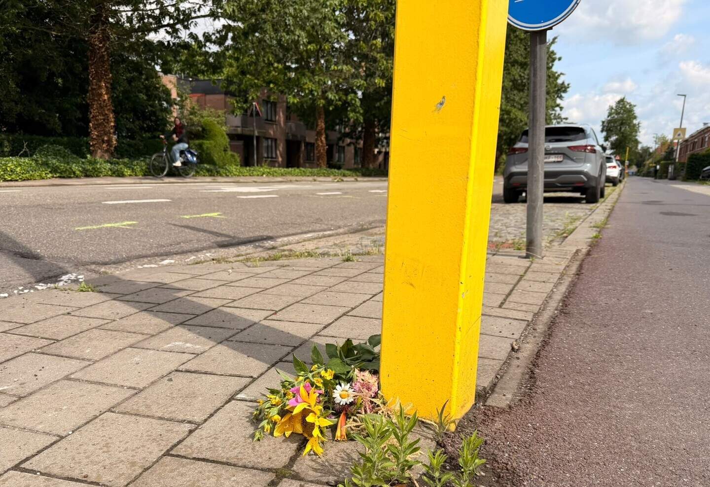 Bloemen op de plaats waar Sandra kwam te overlijden.