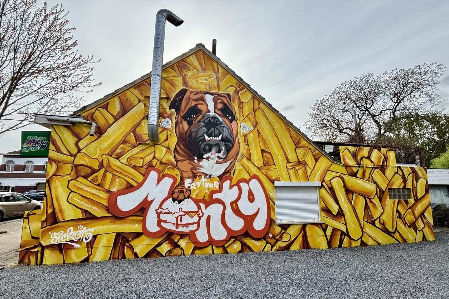 De naam en het kunstwerk zijn een eerbetoon aan Monty, de overleden Engelse bulldog van Jelle. 
