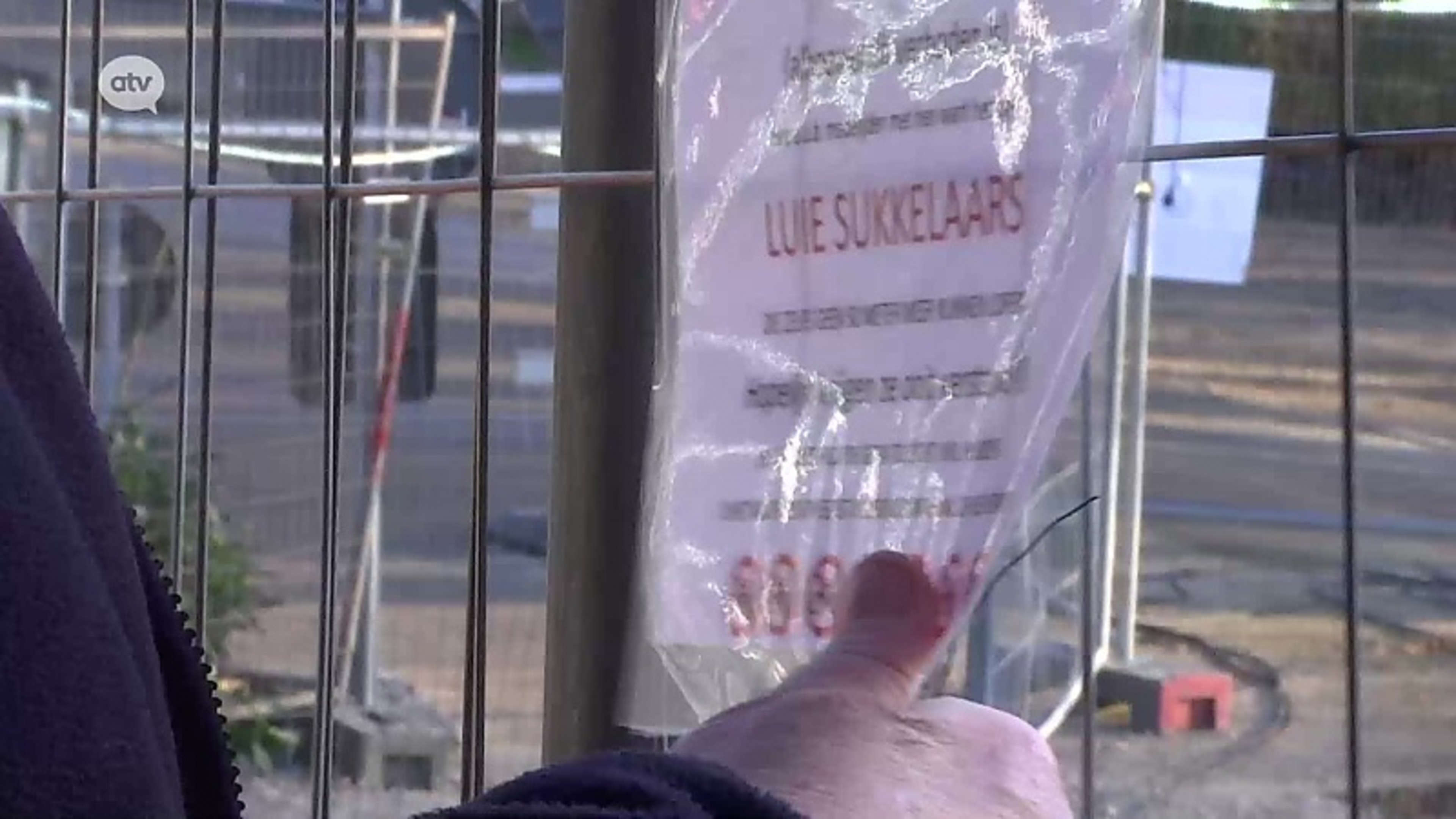 Buurtbewoner waarschuwt voor risico's onder brug aan Cornelissenlaan in Deurne