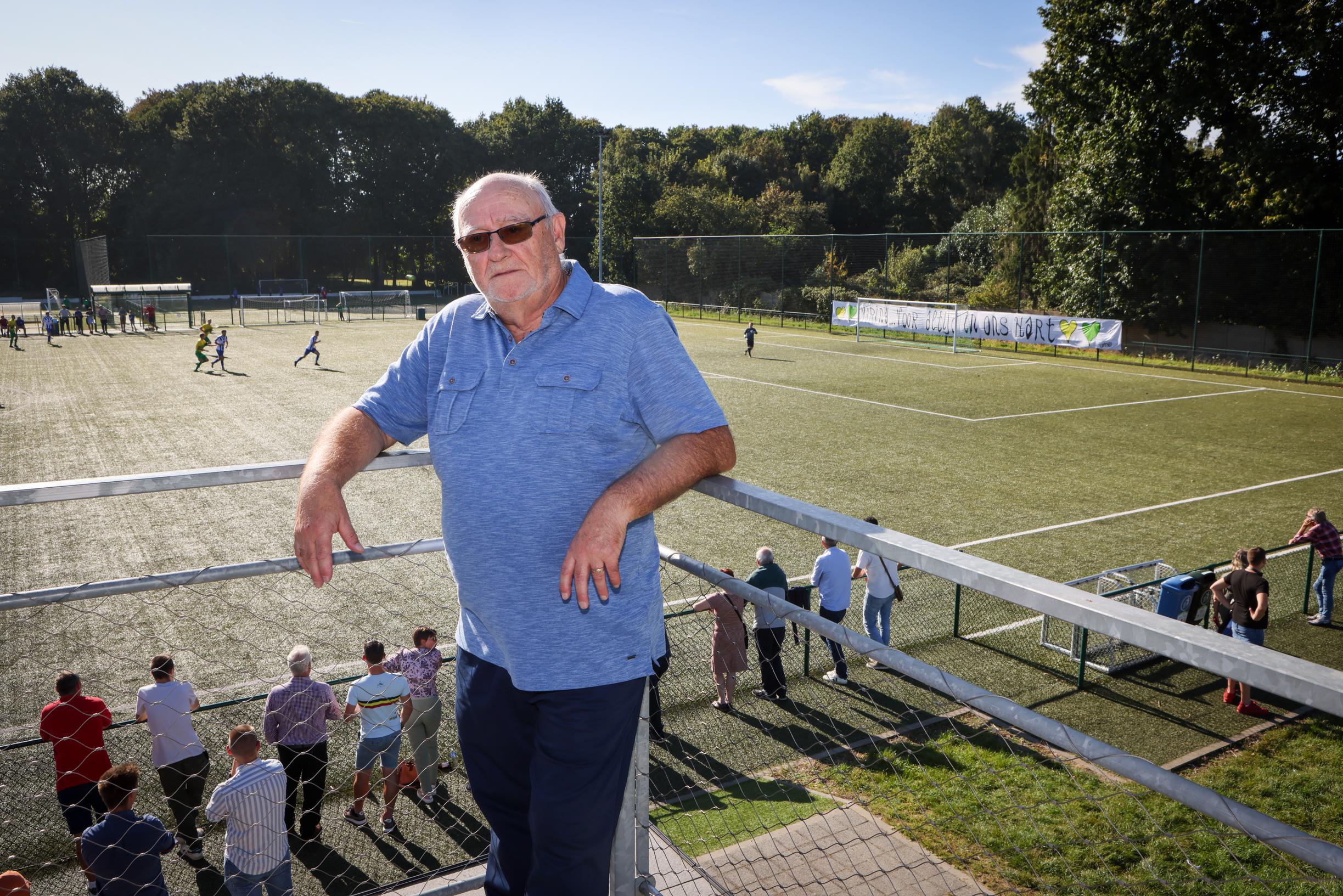 KFC Muizen brengt eerbetoon aan overleden vrijwilligster Marina tijdens  wedstrijd: “Ze noemde de spelers haar zonen” | GVA
