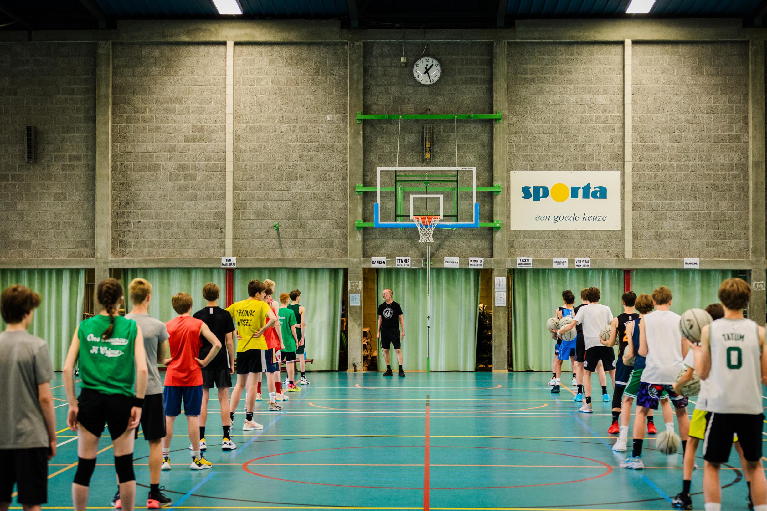 Iconisch basketbalkamp stoomt nieuwe generatie Belgian Cats klaar: “Meisjes  laten zich makkelijker coachen, ze zetten hun ego opzij” | GVA
