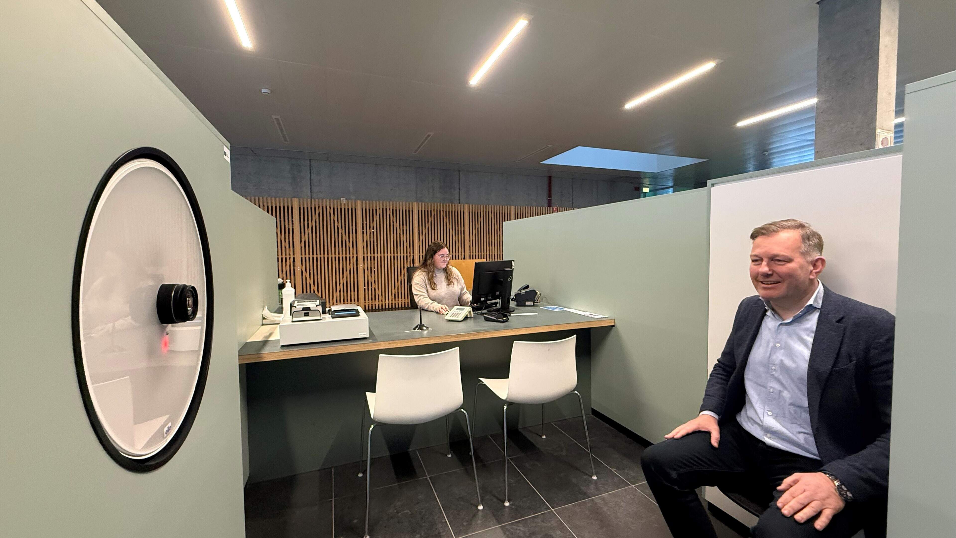 Pasfoto kan je voortaan gratis laten maken in Huis van de Mechelaar: 