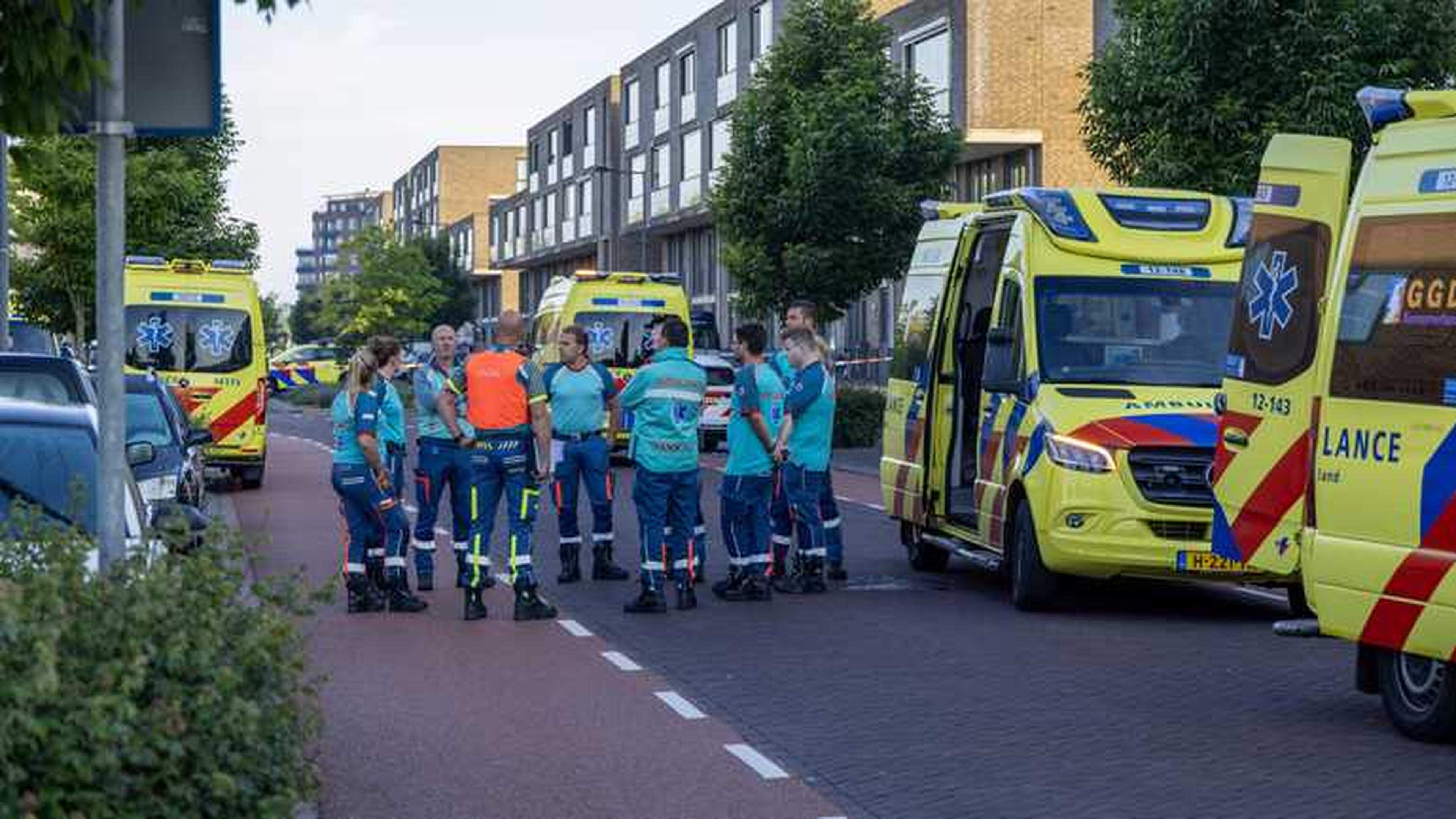 Meerdere slachtoffers, onder wie agent, bij steekincident in Hoofddorp in Nederland