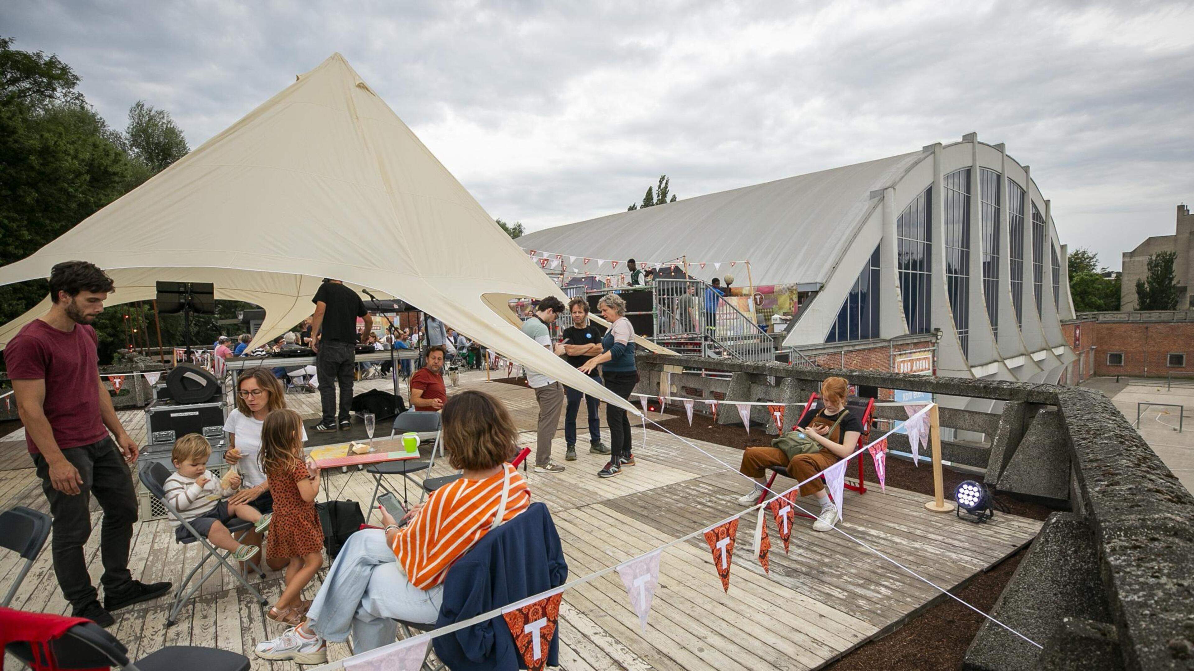 Stad zoekt nieuwe uitbater voor zomerbar op dak Arenahal