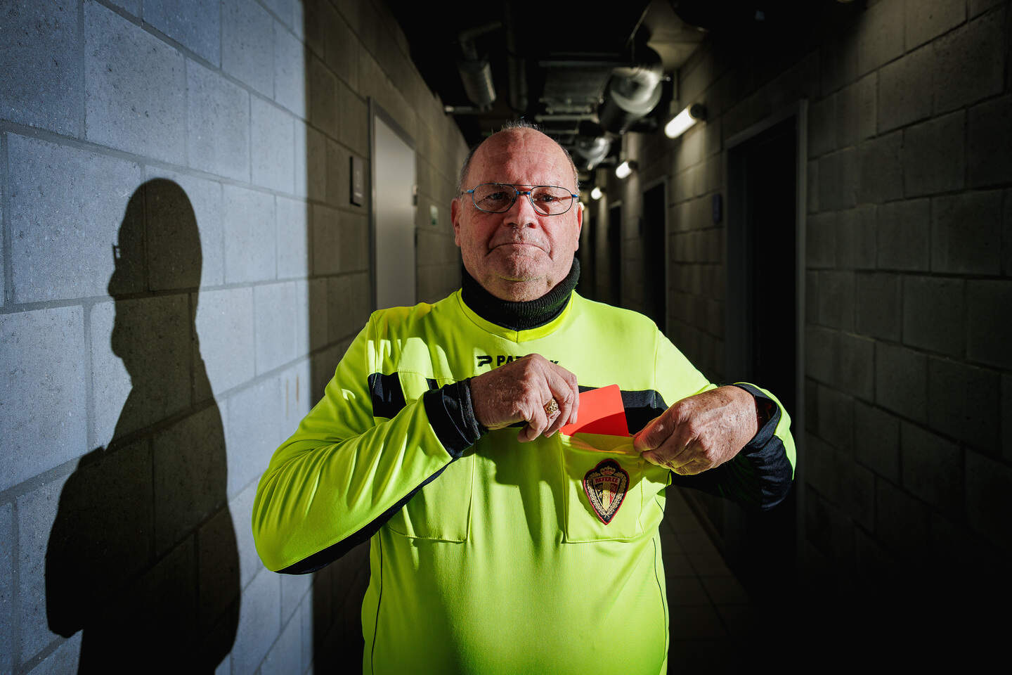 Louis (72) is na 50 jaar, 2.000 wedstrijden en 600 rode kaarten nog ...