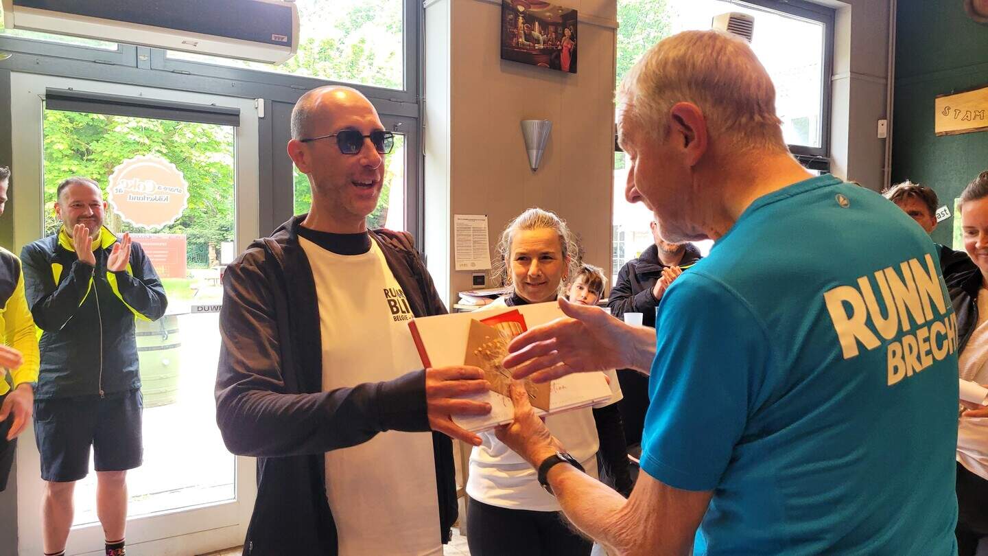 Loopclub Runnin'Brecht reikt eerste diploma uit aan slechtziende loper ...