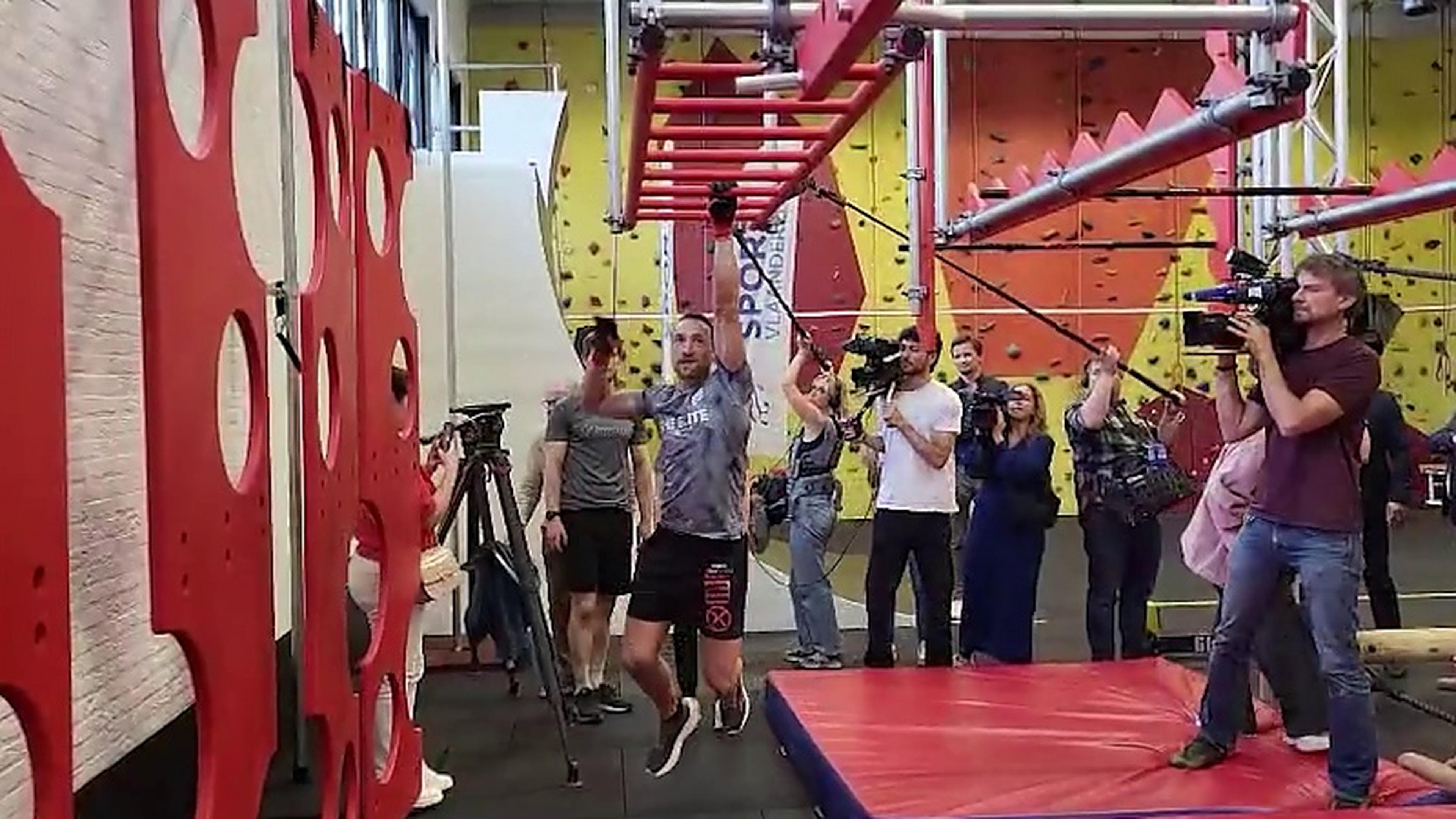 Klimmen en optrekken: minister De Ridder test uniek Ninja Warrior Parcours
