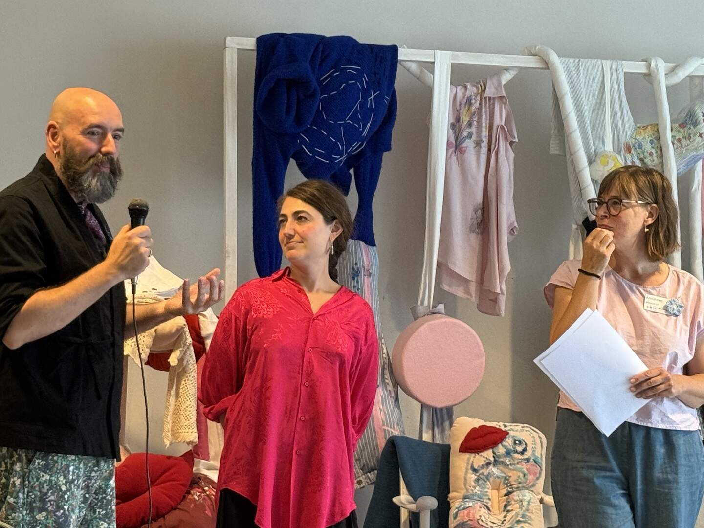 Harald Ligtvoet, Elisabeth Claes en Anneleen Hendrickx voor het voelkunstwerk.