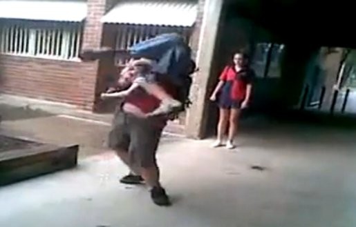 Gepeste jongen smakt pestkop tegen de grond en wordt geschorst (video)