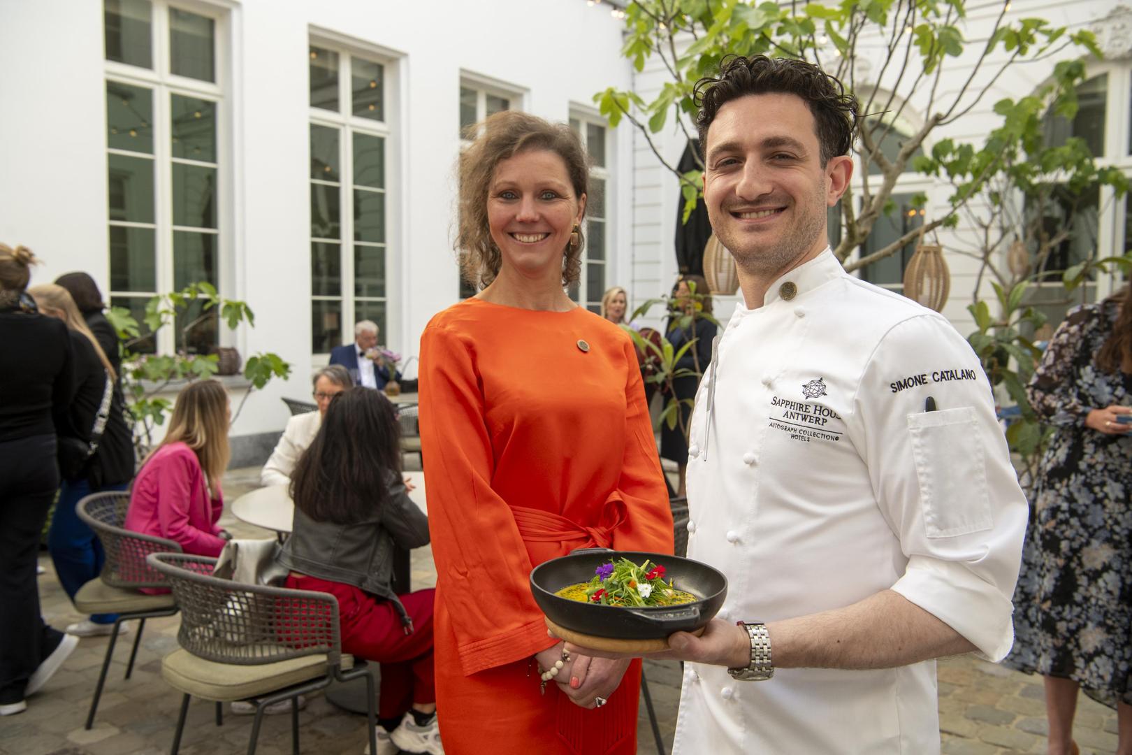 General manager Linda Hundersmarck met chef Simone Catalano op de patio van het hotel.  