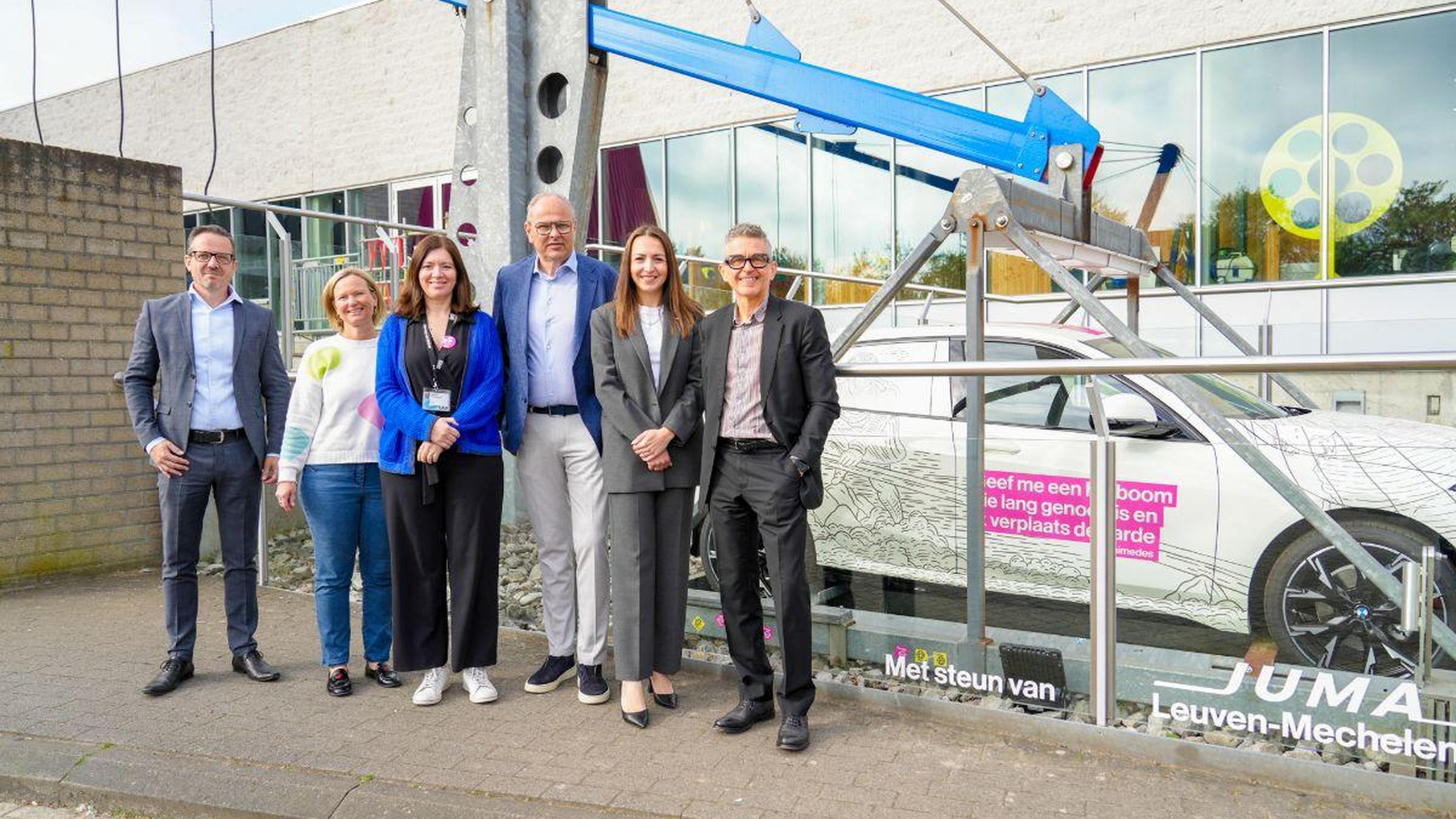 Technopolis en BMW Juma werken samen voor opstelling met hefboom: “Waar anders kan je een auto optil