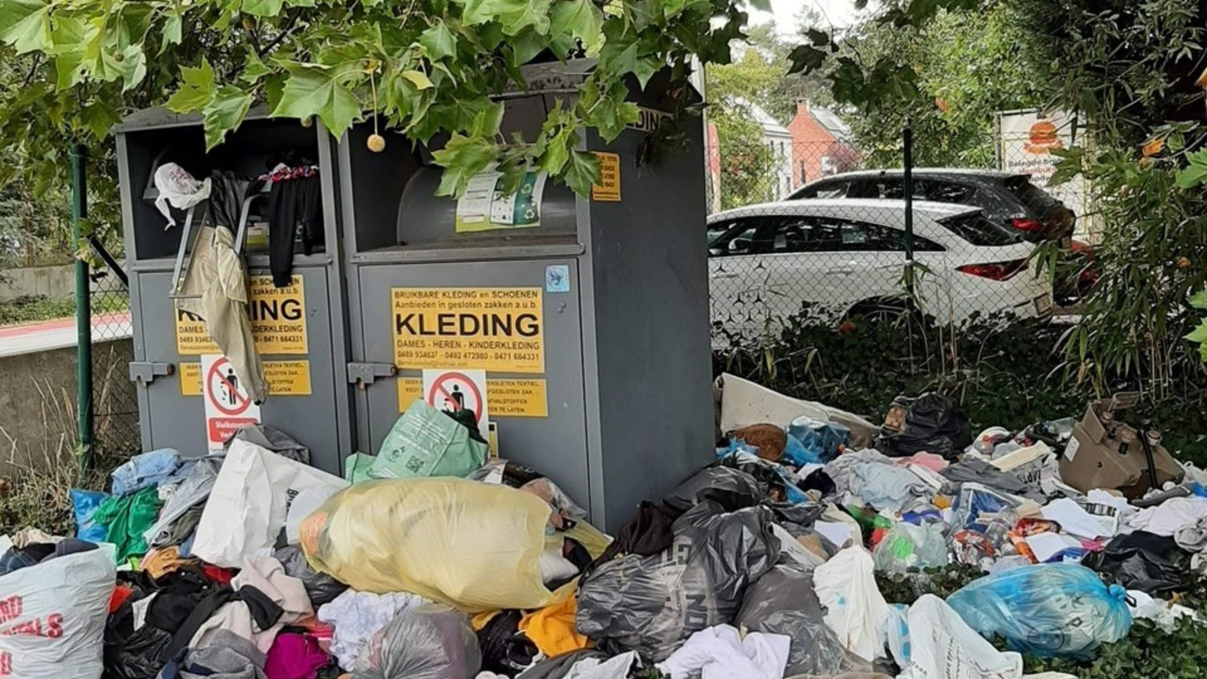 Grobbendonk bant kledingcontainers uit straatbeeld: “We vonden al frietvet en huishoudelijk afval”