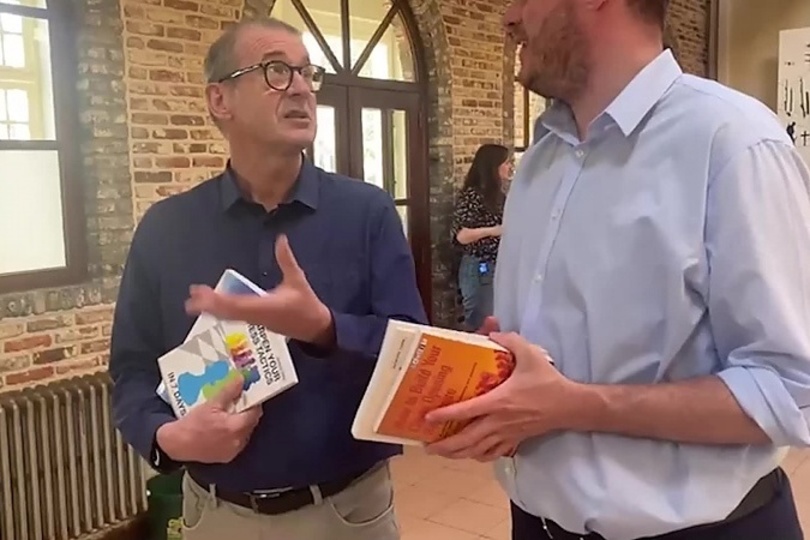 Schaakkring schenkt schaakboeken aan gevangenisbibliotheek van Wortel