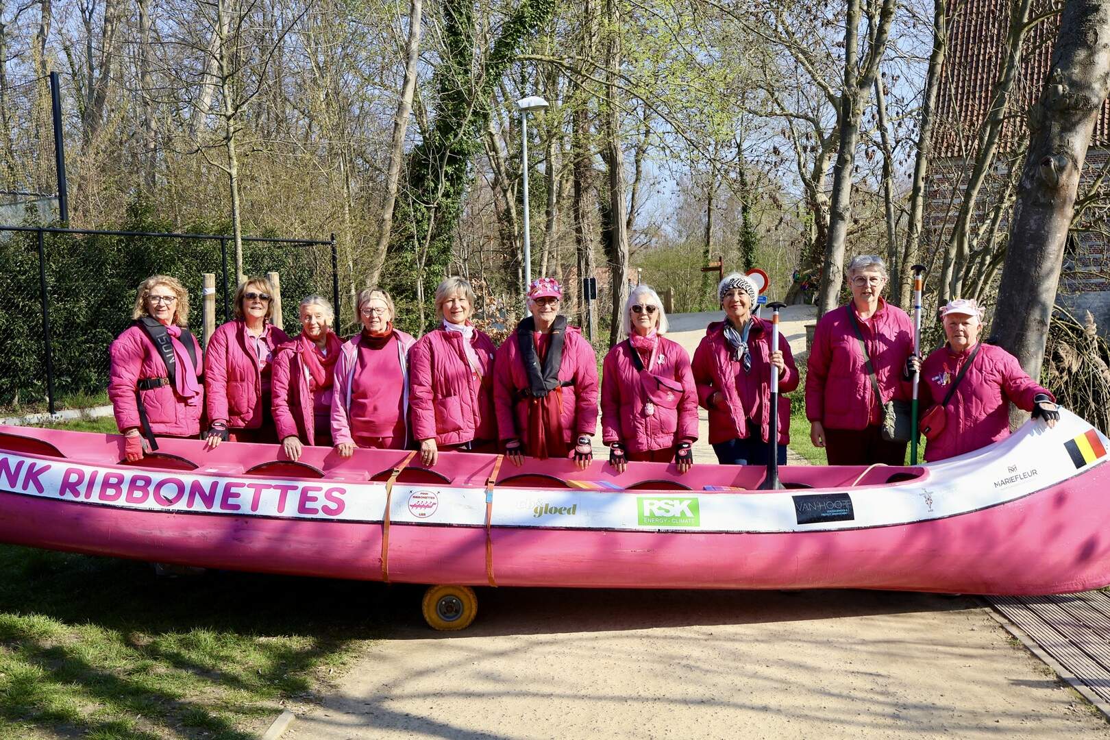 Pink Ribbonettes vieren tien jaar op het water: “De kano in het water ...