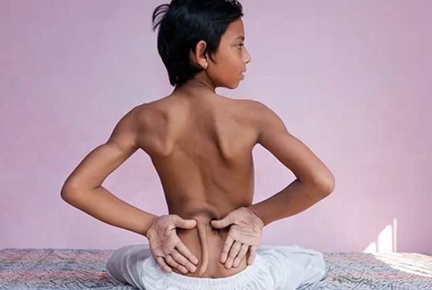 Indische jongen met staart aanbeden als herboren god