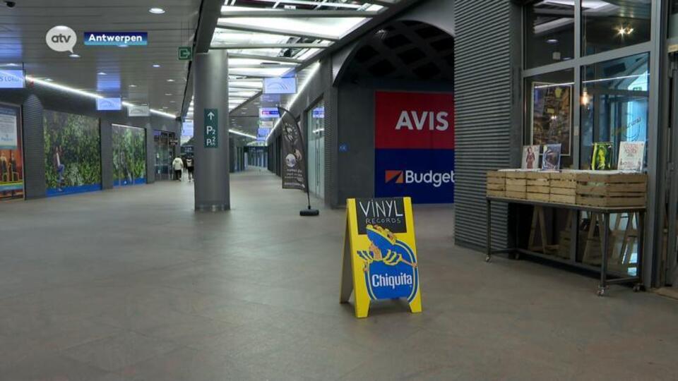 Tweewekelijkse rommelmarkt moet winkelgalerij in Centraal Station boost ...