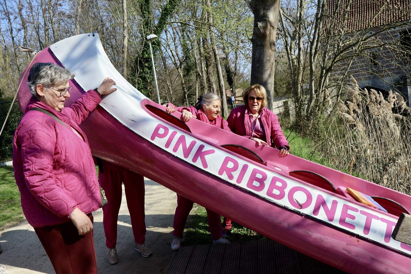 Pink Ribbonettes vieren tien jaar op het water: “De kano in het water ...