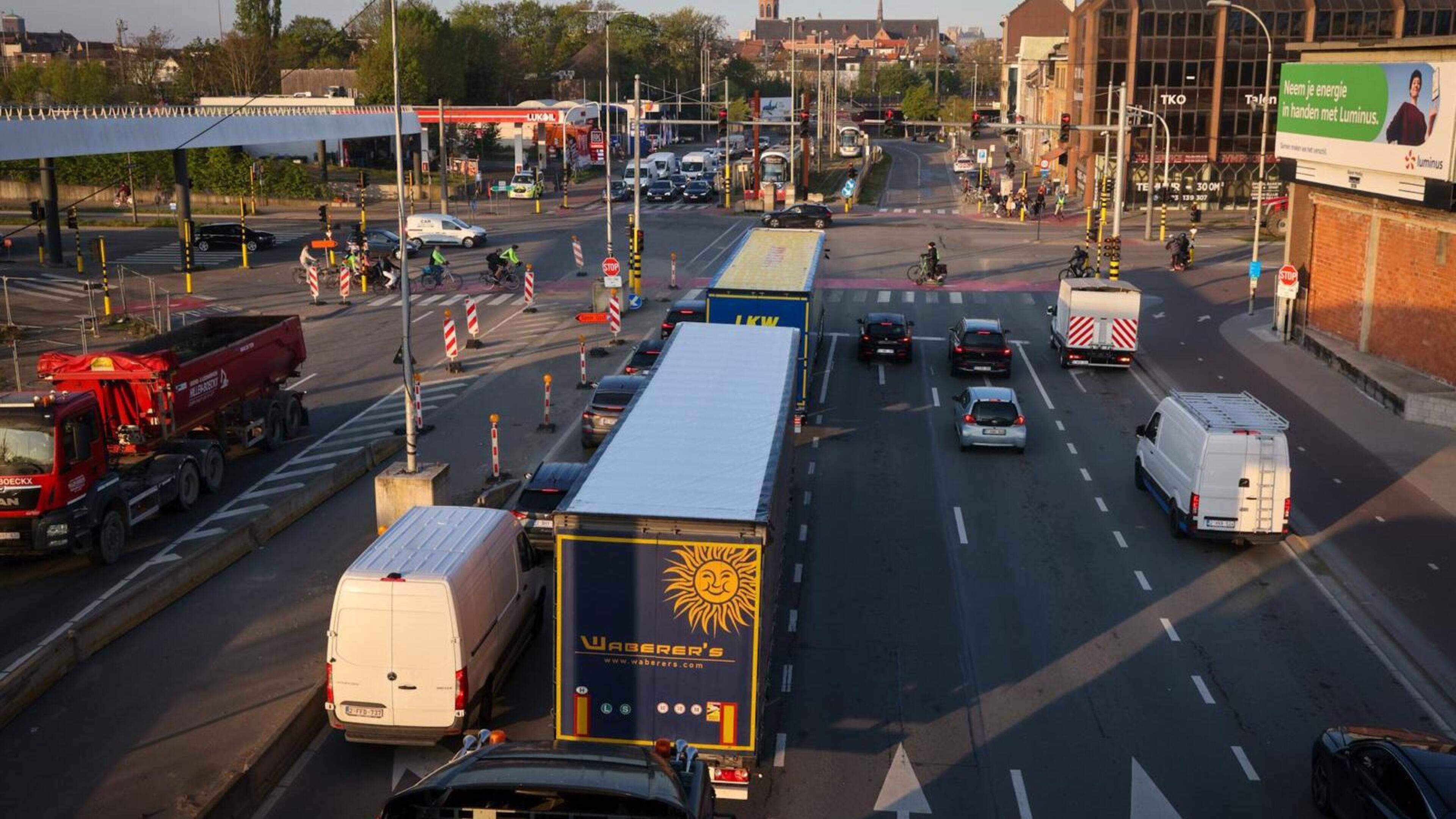 LIVE. Hinder op omleidingsroute van 313 door defecte vrachtwagen, opnieuw drukke ochtendspits verwacht