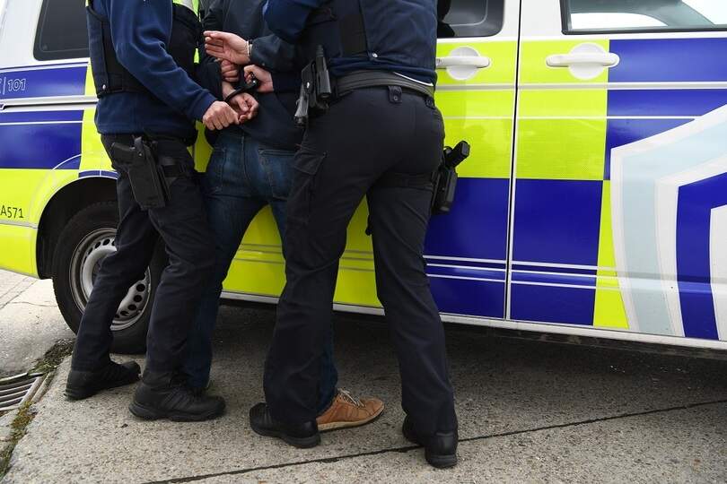 Man (51) in levensgevaar nadat tieners hem in elkaar slaan aan Mechels  station: “Daders waren tussen 14 en 16 jaar oud” | HBVL