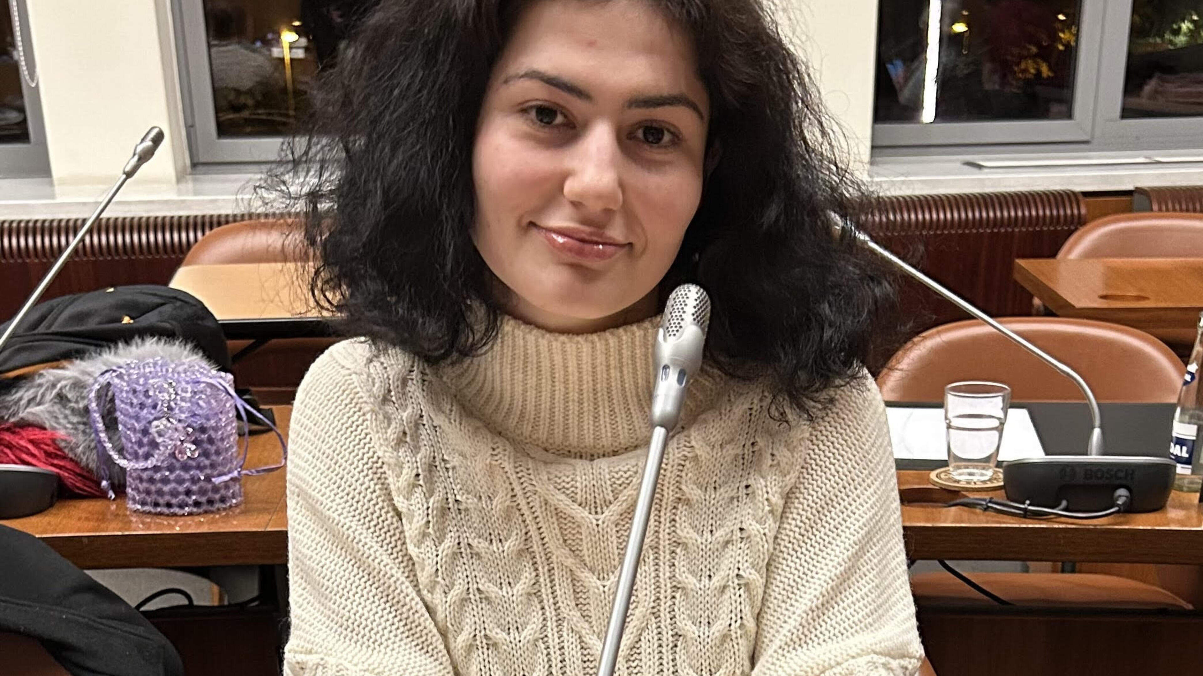 Afarin Gerami stapt uit Deurnse districtsraad en verlaat Vooruit: “Onvoldoende betrokken in besluitv