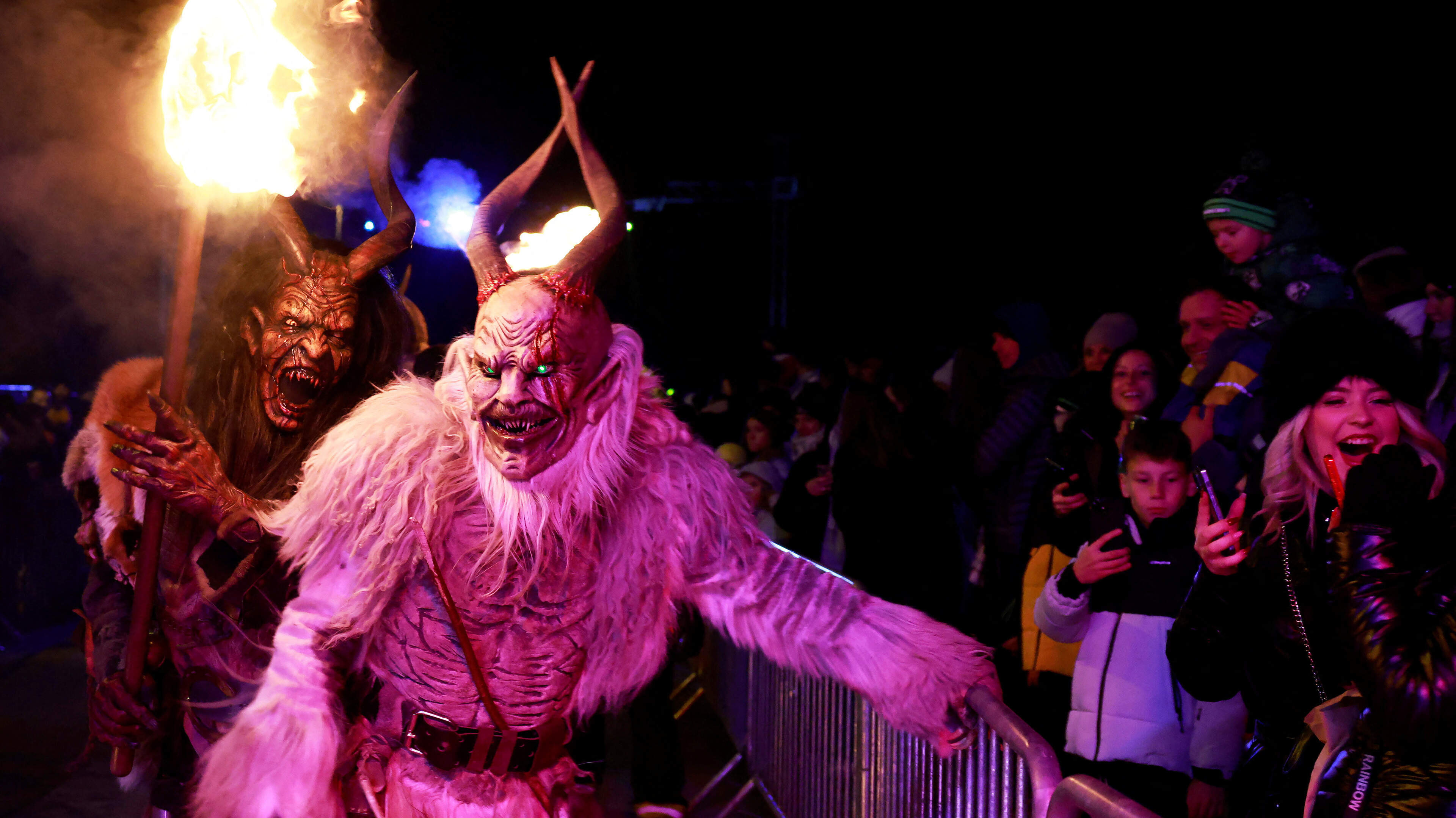 Sankt-Nikolaus en zijn duistere tegenhanger Krampus doen intrede in Mechelen: “Traditie die zelden b