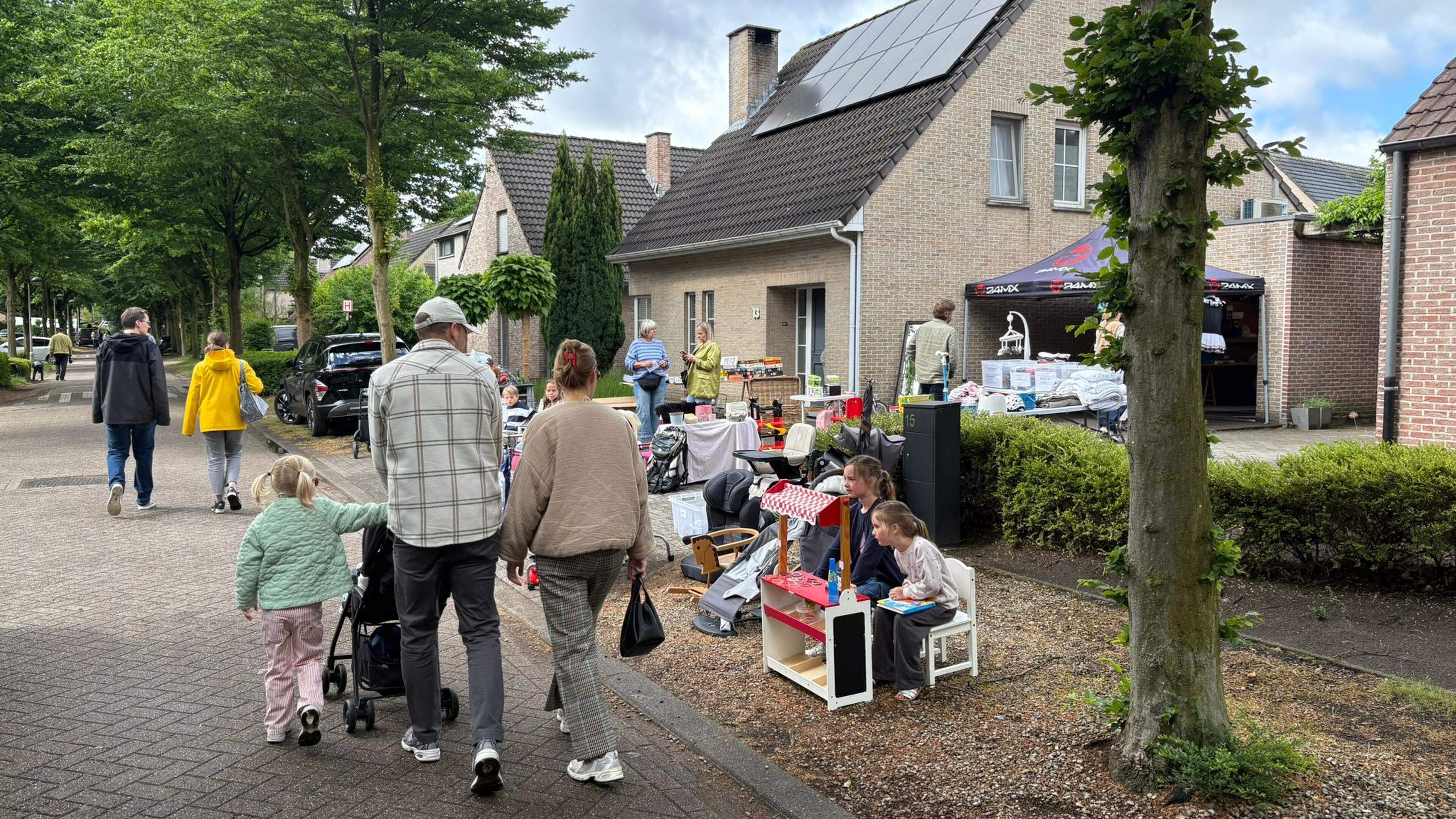 Wijkvereniging Bloemendaal haalt banden aan door weer en wind: 160 kraampjes voor rommelmarkt en gez