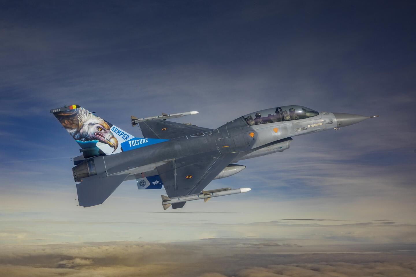 Deze F-16 van de Belgische luchtmacht heeft een werk van SMOK op de staart