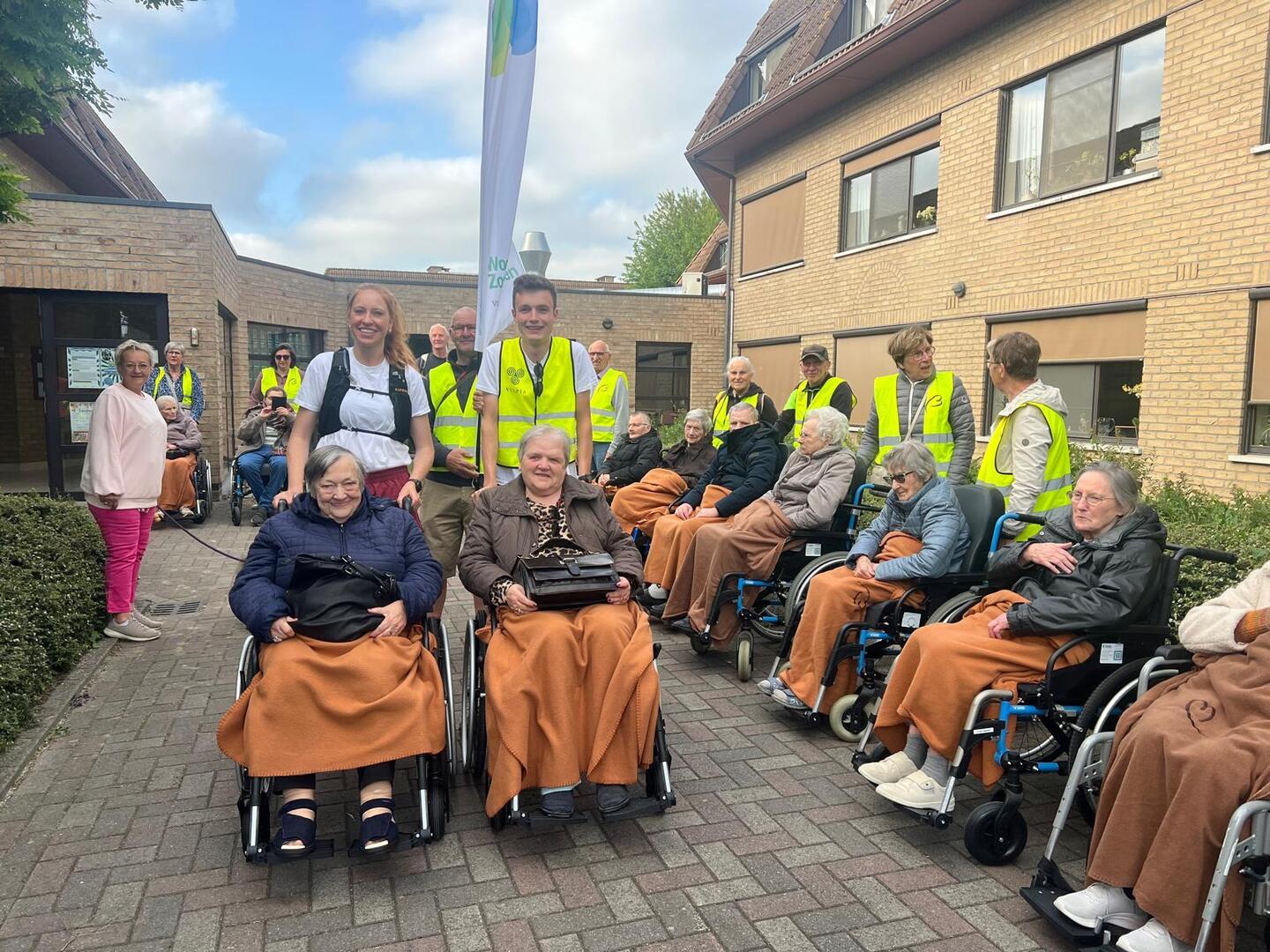 Animatoren wzc Boeyendaalhof duwen bewoners in rolstoel naar ...