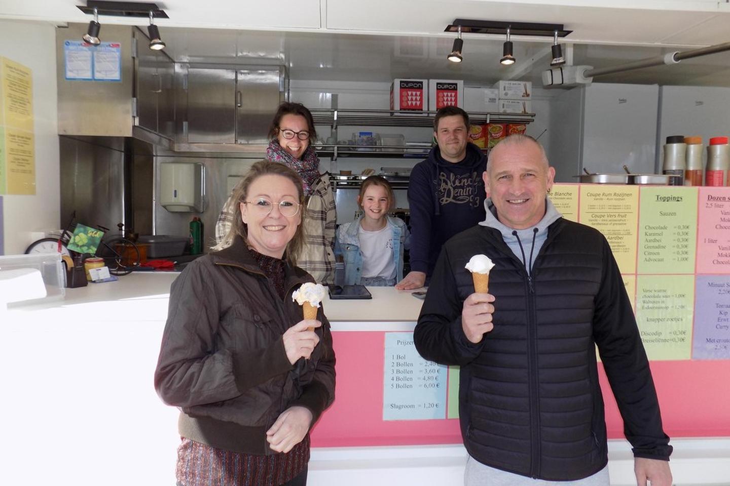 Ex-voetballer Patrick Goots uit Dessel en zijn vriendin Katrien kwamen bij de opening in 2021 al meteen een ijsje proeven bij Dikkies Cremke in Vlimmeren. Kristien Vermeiren en Gert Ooms staan met hun dochter Emma in de ijskar. 