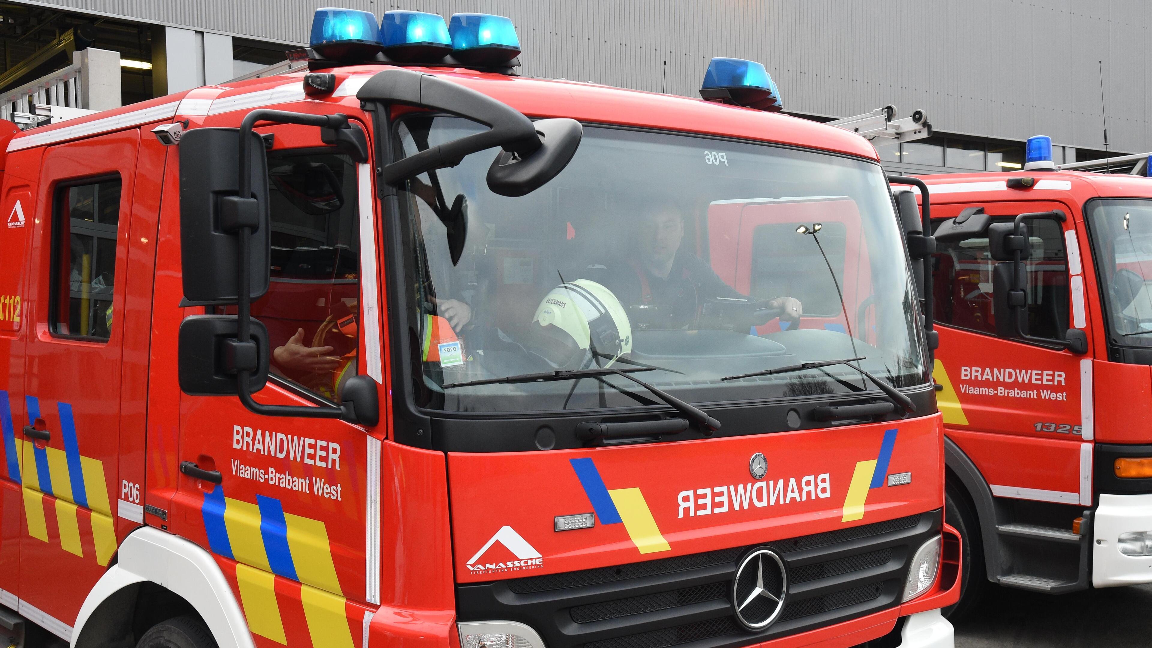 Hok in weide brandt uit, pompiers voorkomen erger
