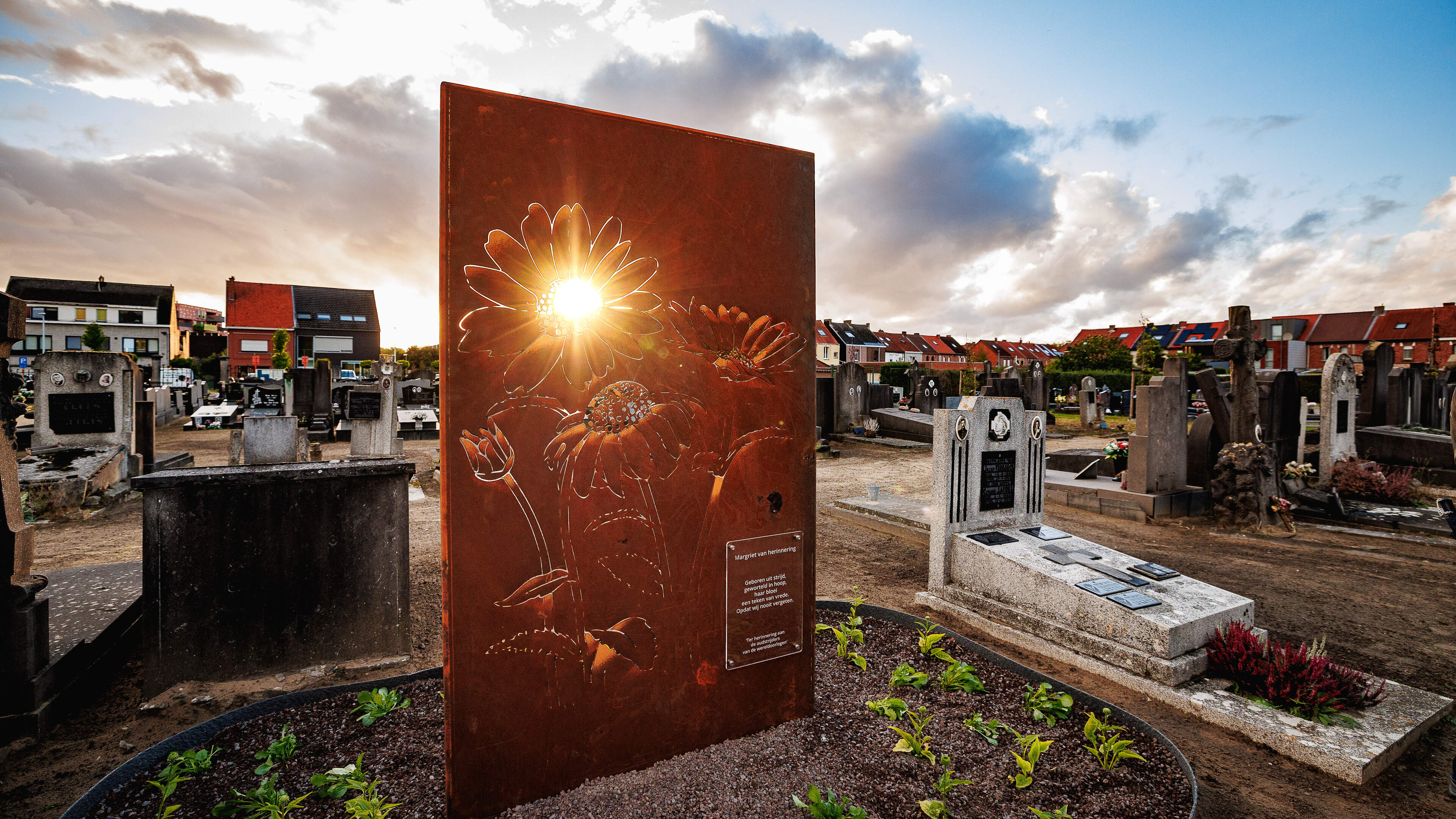 Nieuw monument op begraafplaats Pasbrug-Nieuwendijk herdenkt oud-strijders: “We willen hen blijvend 