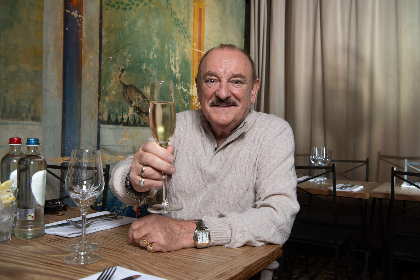 Wijn of champagne? De keuze is voor Hugo snel gemaakt.