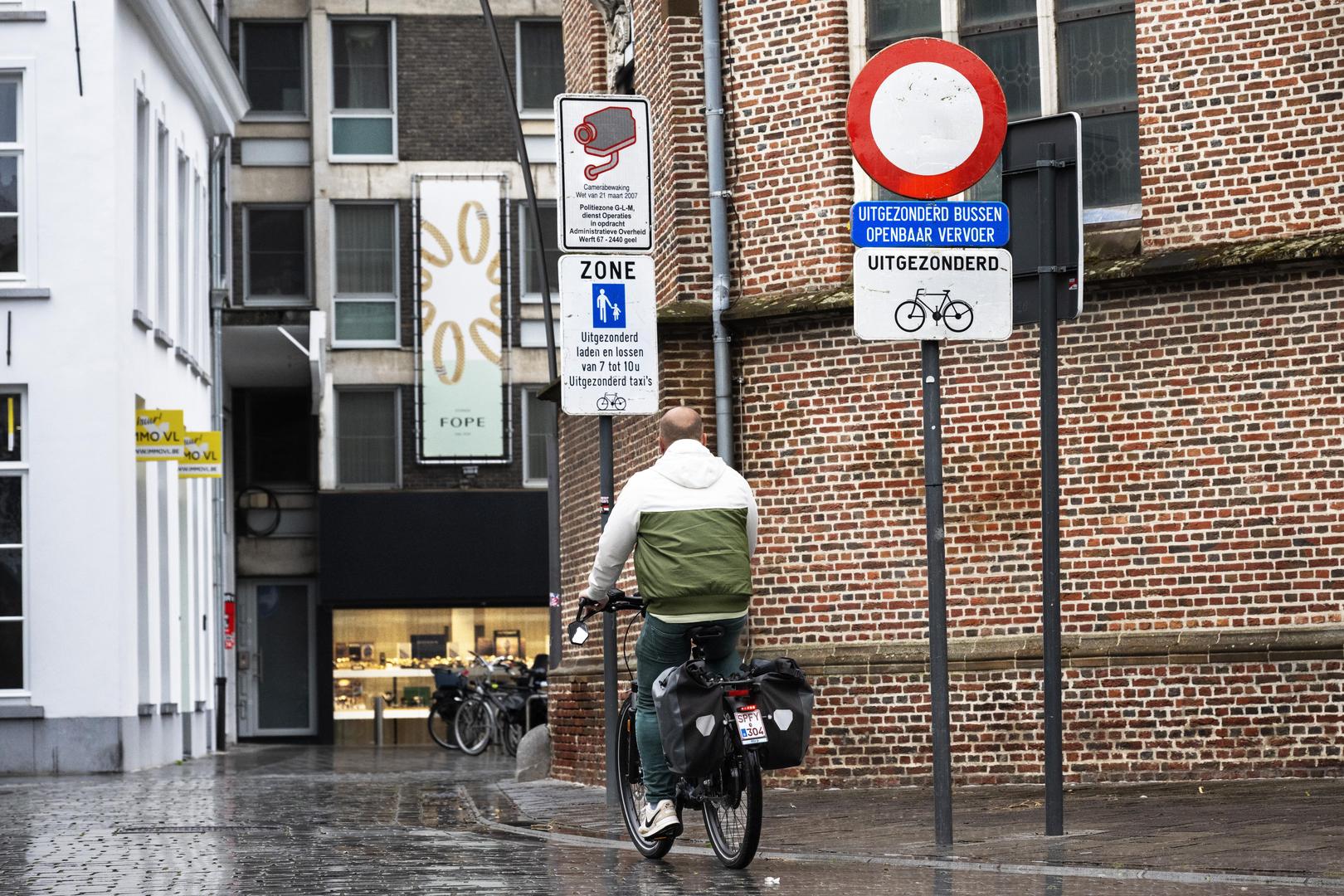Wie hier in Geel met zijn auto de Markt oprijdt, wordt gezien door een slimme camera en heeft gegarandeerd een gasboete aan zijn of haar broek