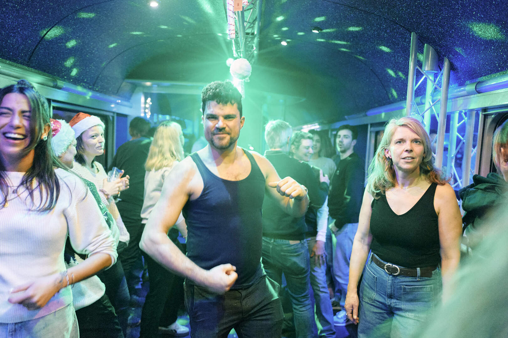 Dansen, glühwein en polonaises: met de feesttrein van Antwerpen naar de ...
