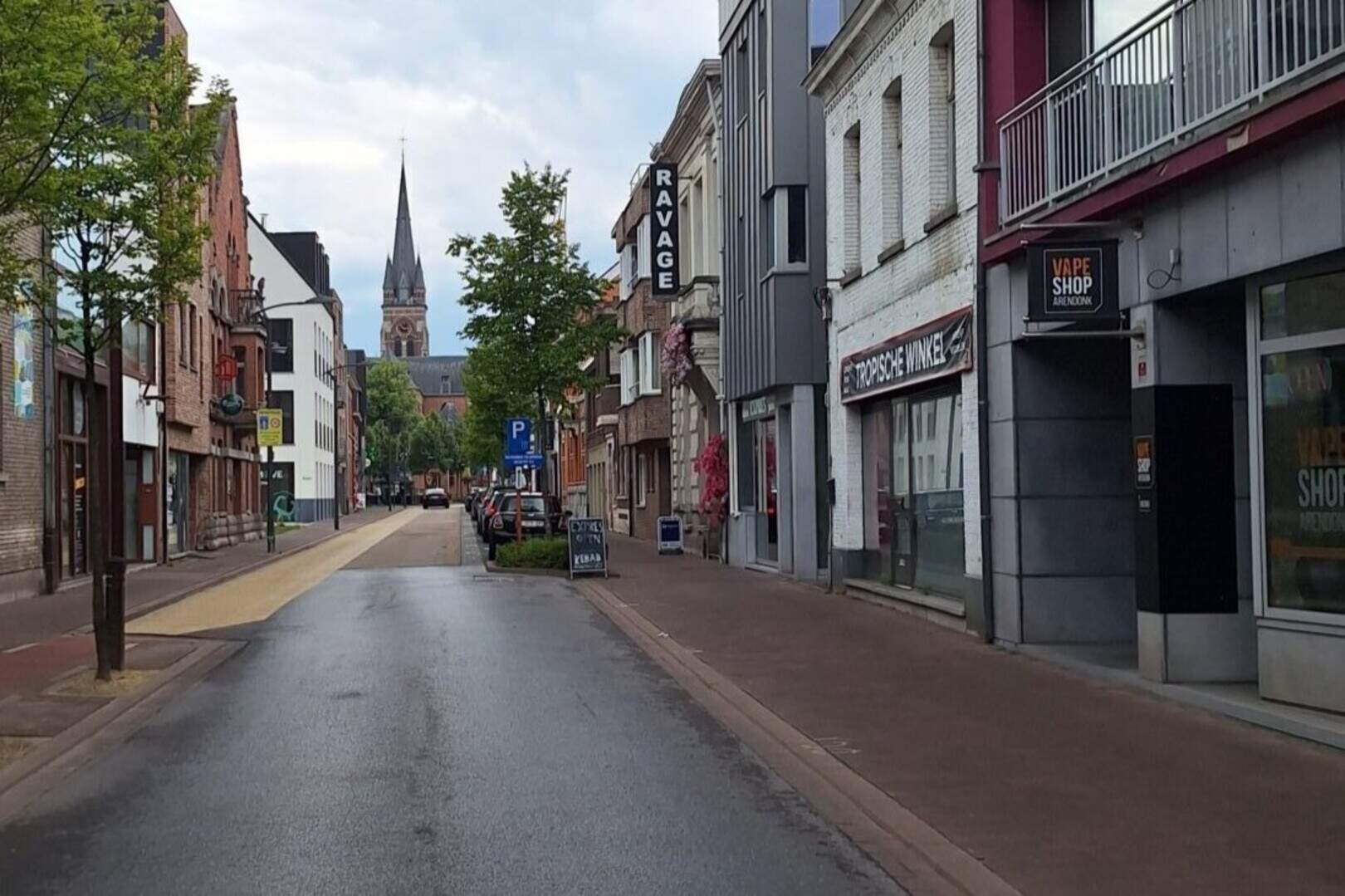 Vrijheid halve dag afgesloten voor nieuwe vitrines in kledingwinkel en  vapeshop | GVA