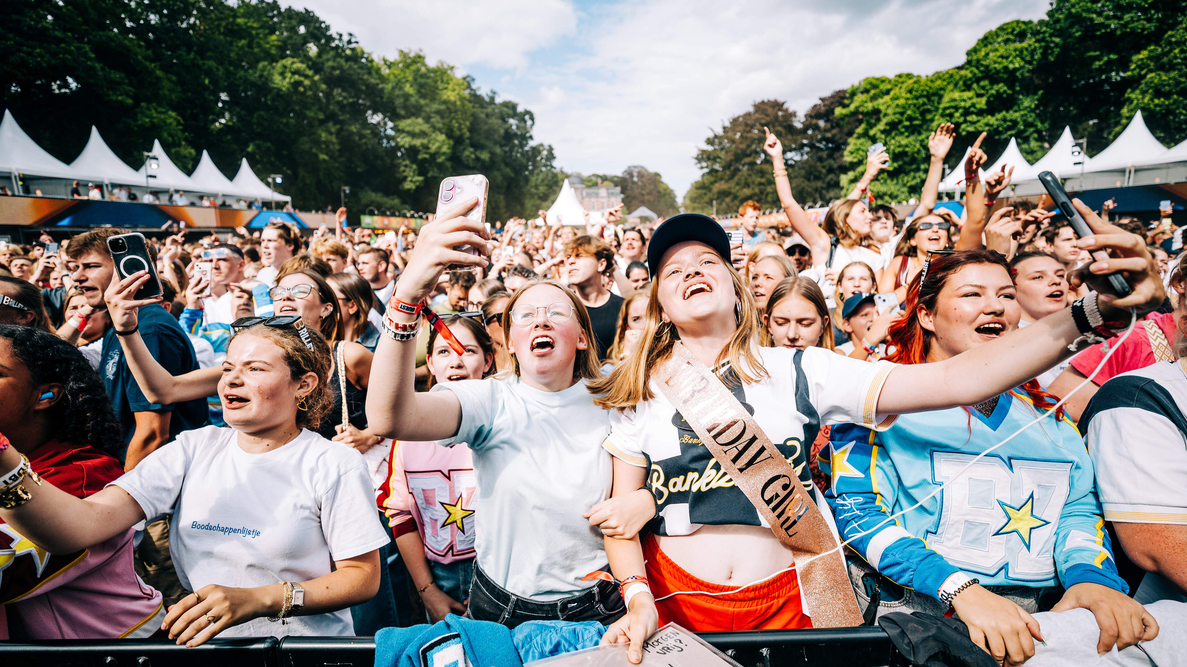 The Day Before Tomorrow lokt 12.500 feestvierders: “De weide stond al vroeg vol met fans van de Bank