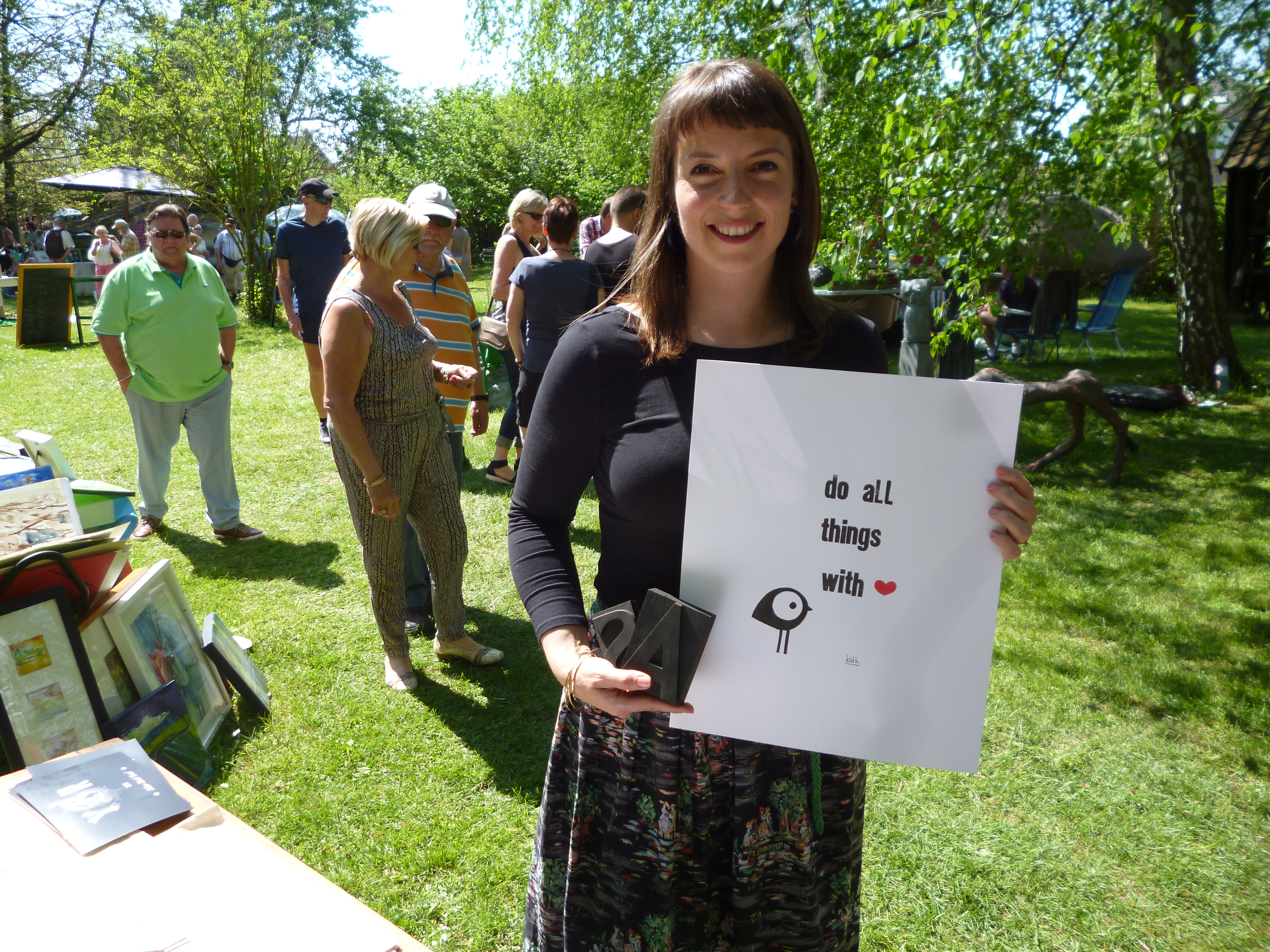 Derde Kunstenaarsmarkt overspoeld met zon en volk | Nieuwsblad